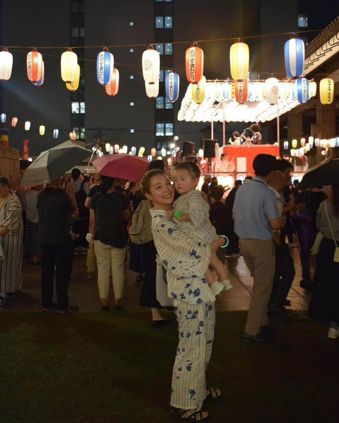 北岡りえさんのインスタグラム写真 - (北岡りえInstagram)「暑いなぁ〜と言いながら 今年はどこも和気藹々と色んな人や場所が活気づいていて こちらまでなんだか嬉しかった8月。  だいすきな秋支度を少しずつ始めようかな🎐 #長袖はじめました   #1y5m」8月28日 23時38分 - rie_kitaoka