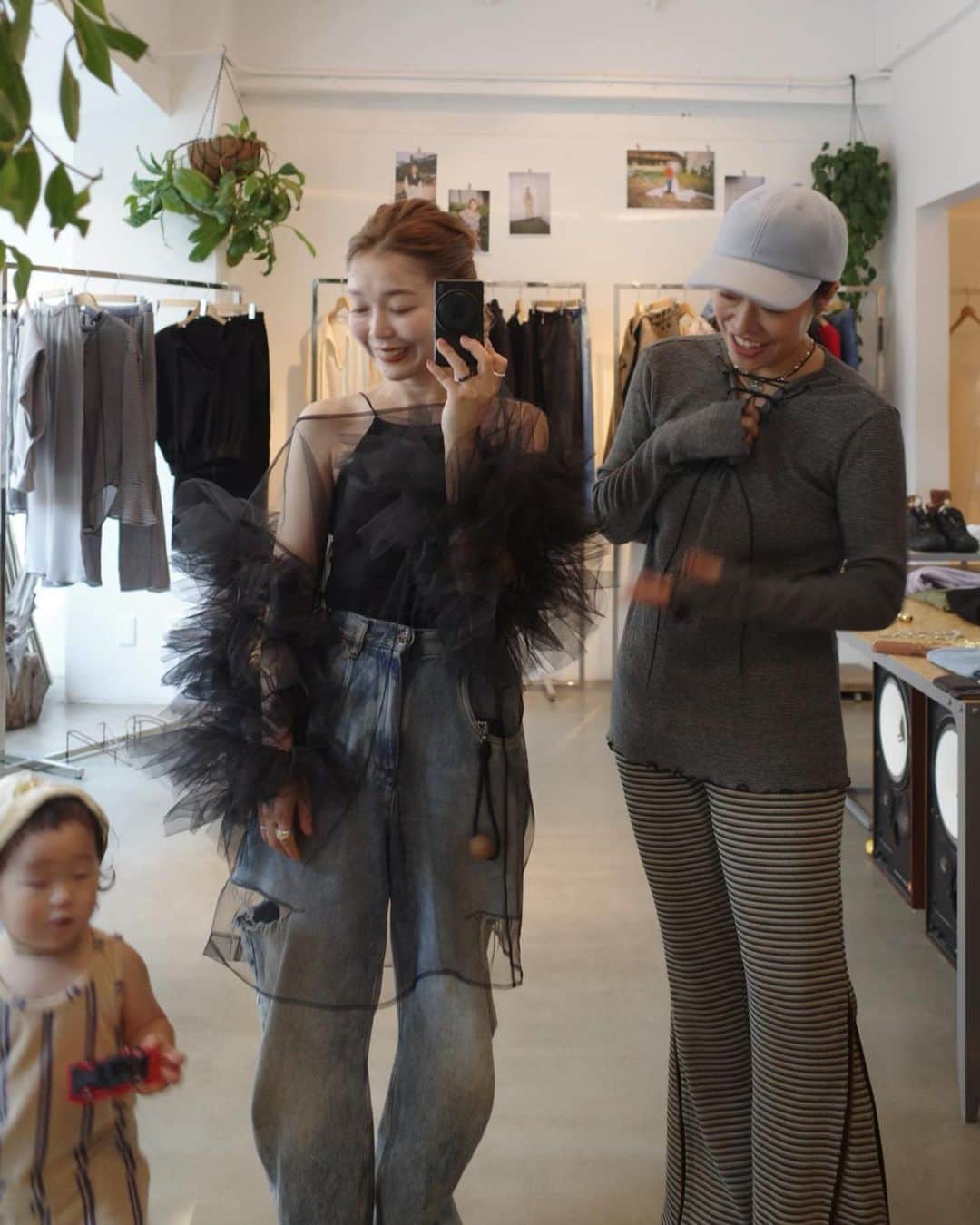 北岡りえさんのインスタグラム写真 - (北岡りえInstagram)「暑いなぁ〜と言いながら 今年はどこも和気藹々と色んな人や場所が活気づいていて こちらまでなんだか嬉しかった8月。  だいすきな秋支度を少しずつ始めようかな🎐 #長袖はじめました   #1y5m」8月28日 23時38分 - rie_kitaoka