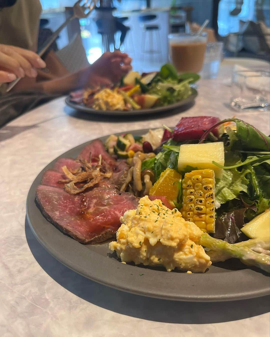 北岡りえさんのインスタグラム写真 - (北岡りえInstagram)「暑いなぁ〜と言いながら 今年はどこも和気藹々と色んな人や場所が活気づいていて こちらまでなんだか嬉しかった8月。  だいすきな秋支度を少しずつ始めようかな🎐 #長袖はじめました   #1y5m」8月28日 23時38分 - rie_kitaoka