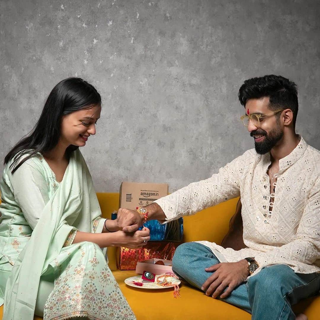 Karron S Dhinggraのインスタグラム：「Raksha Bandhan Moment📸 If you haven’t planned the gift for your sibling this Raksha Bandhan, I might have something amazing for you!   Surprise your sibling with an annual Amazon Prime Membership and gift them the joy of endless Prime Benefits such as FREE and fast One-Day delivery on over 40 lakh products, unlimited 5% cashback with co-branded ICICI credit card, and blockbuster entertainment with Prime Video, Amazon Music, Prime Reading, and Prime Gaming and much more, making this Raksha Bandhan #SachMeinTooMuch one not just on Rakhi but for the whole year! . . . #TheFormalEdit #PrimeWaliRakhi #LifeIsEasierWithAmazonPrime#SachMeinTooMuch #AmazonPrime #ad」