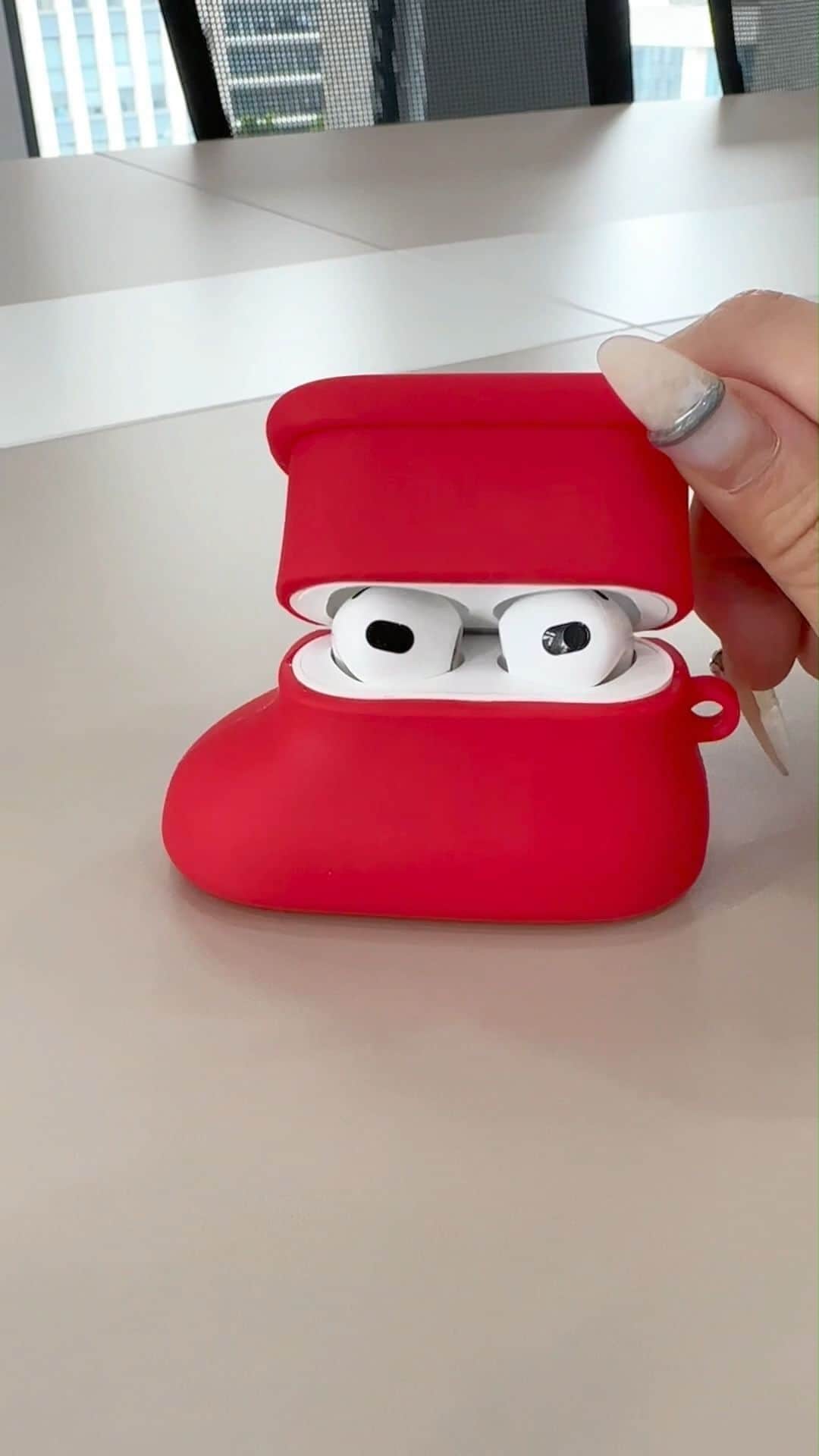SHEINのインスタグラム：「Give your old, boring airbuds case the boot 👢 Yeah, THAT boot ❤️❤️❤️  🔎17658155  #SHEIN #SHEINforAll #SHEINstyle #fashion #chic #saveinstyle」