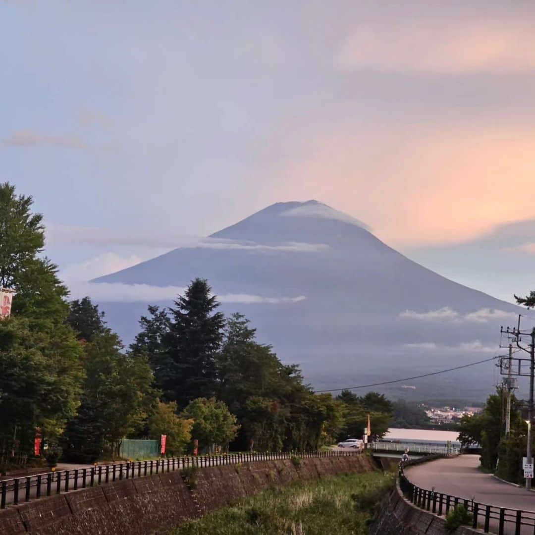 綾小路きみまろさんのインスタグラム写真 - (綾小路きみまろInstagram)「綾小路きみまろです。 今日の #20230828  #朝富士山🗻   😆👍️✨」8月28日 23時33分 - ayanokojikimimaro_official