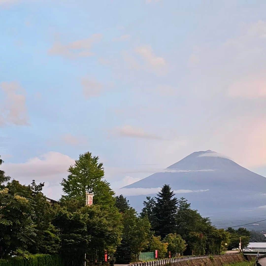 綾小路きみまろさんのインスタグラム写真 - (綾小路きみまろInstagram)「綾小路きみまろです。 今日の #20230828  #朝富士山🗻   😆👍️✨」8月28日 23時33分 - ayanokojikimimaro_official