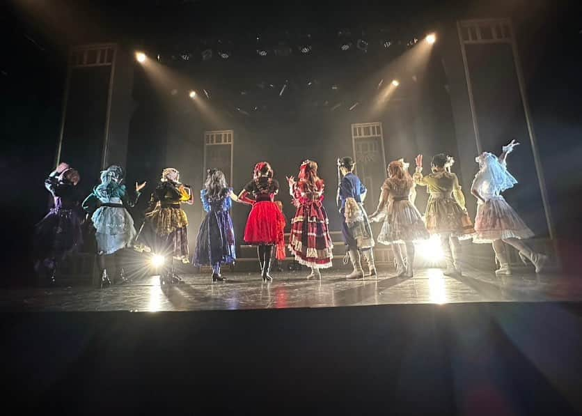 平井桃伽さんのインスタグラム写真 - (平井桃伽Instagram)「ミュージカルNeoDoll 無事全公演完走することができました!  観劇くださった皆様、ライブ配信で見てくださった皆様 そして応援してくださった皆様　 本当にありがとうございました。  すごく正直に話すと、出演が決まってから、 初めてのお芝居で、歌や踊りも自信がなく、 不安と緊張しかなくて、 怖くて怖くて眠れない夜が続いていました。 稽古が始まってからも辛いこと 大変なことの方が多かったです。 稽古中、毎日私が足を引っ張ってしまうこともたくさんありました。 みんなすごくお芝居も歌もダンスも上手な方ばかりで、 私なんかにツバキ役が務まるのかと心の中でずっと思ってしまっていました。 ですがキャストのみんな、スタッフの皆様、関係者の皆様が本当に素敵な方ばかりでたくさん支えていただき、 ツバキとしてふさわしいと思ってもらえるように、素敵な作品にできるようにもっともっと頑張ろうと思うようになりました。 そしてキャストの皆さんもたくさん気遣ってくださって 盛り上げてくださって、たくさん教えてくださって、 稽古に行くのも楽しくなっていました  公演が始まってからはとても楽しみながら、舞台に立てて、とても幸せな時間でした。 不安や緊張も観に来てくださった皆様をみたら、吹っ飛んでツバキとしてとにかく楽しんでいました。 慣れないことばかりで、ハプニングもありましたが、 無事全公演終えることができたのは、皆様のおかげです。 本当にありがとうございました  私の初めての舞台がミュージカルNeoDollで、 ツバキで本当によかったです 最高の時間をありがとうございました‼︎  まだまだ余韻ひったひたなので少しずつたくさん写真アップしますねっっ  本当にありがとうございました‼︎ まだまだ挑戦し続けて頑張る平井桃伽で進んでいきますっっっっっ」8月28日 23時39分 - momoka.0824