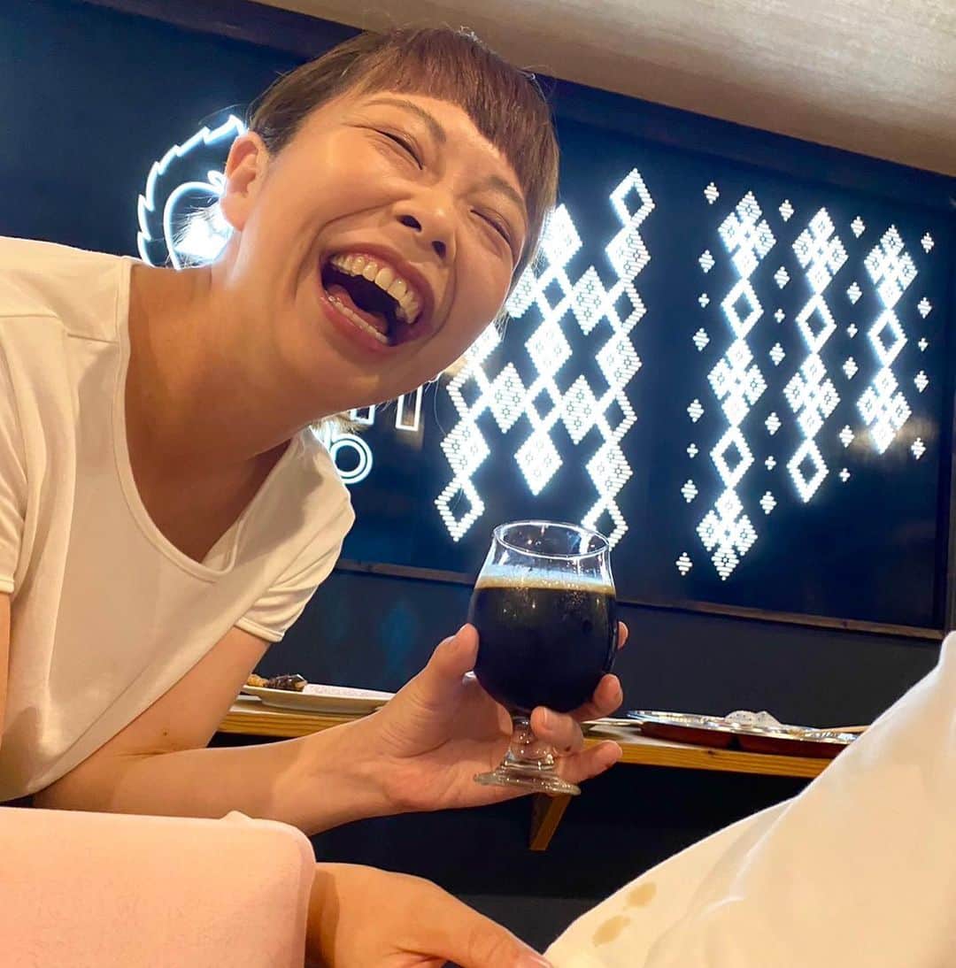 のインスタグラム：「. やずやの日、 また一つ歳を重ねました。  37歳最後のやらかしは この日初めて着たという真っ白なTシャツに 黒ビールをぶっかけてしまったこと。 ぼんさん、ほんとにごめんなさい😇  アラフォー生活 （人に迷惑をかけずに） 引き続き楽しくやることにします🧚」