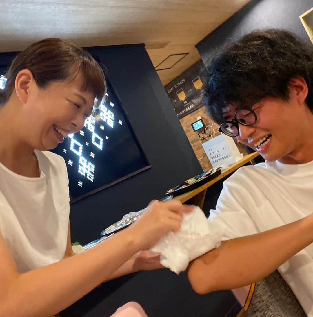 高坂友衣さんのインスタグラム写真 - (高坂友衣Instagram)「. やずやの日、 また一つ歳を重ねました。  37歳最後のやらかしは この日初めて着たという真っ白なTシャツに 黒ビールをぶっかけてしまったこと。 ぼんさん、ほんとにごめんなさい😇  アラフォー生活 （人に迷惑をかけずに） 引き続き楽しくやることにします🧚」8月28日 23時35分 - yui_kosaka828