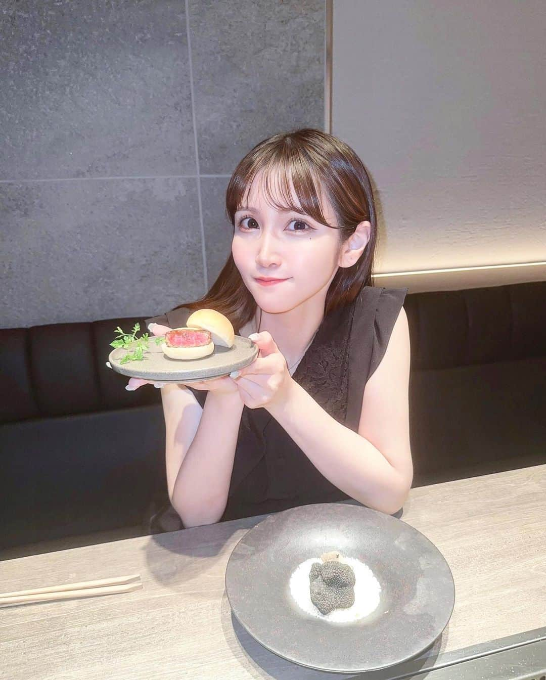 五十嵐茉優のインスタグラム：「┊  8月12日にopenしたばかりの 焼肉うしごろ池袋店へ🥩 ↪︎ @ushigoro_yakiniku   やっぱりうしごろのコースは 全部美味しくてお腹いっぱいになれて幸せになります🤤  ▼ 頂いたのは " 極みコース " ¥11,000 厳選和牛とキャビアのタルタル 季節ナムル盛り合わせ とろけるサーロインのすき焼き 極みのタン 厚切りハラミ 本日のスープ 和牛ヒレカツのトリュフチーズバーガー サラダ クラシタ 厳選赤身の焼きしゃぶ 厳選部位塩 水キムチ お食事 デザート  1枚目で私が持ってるトリュフチーズバーガーは 池袋店限定のメニュー🫰🏻 これ美味しすぎてもう一個食べたいくらいだった♡  焼肉うしごろ🐮はお肉をお店の方が全部焼いてくれるんですよねっ 私的にはそれが1番美味しく食べれるし嬉しいし リッチな気分を味わえて好きです🫣🫧  1万円のコースなので決して安くはないですが 内容と満足度考えると安く感じる不思議なマジック🪄笑  ㅤ 〜  焼肉うしごろ 池袋店 📍 東京都豊島区東池袋1-23-3 アスライン池袋1F・2F 🚃 池袋駅より徒歩5分 💸 ¥10,000〜  #うしごろ #池袋焼肉 #うしごろ池袋 #焼肉 #PR #池袋グルメ #池袋ディナー #池袋デート #池袋 #焼肉ディナー #ikebukuro #まうろぐ」