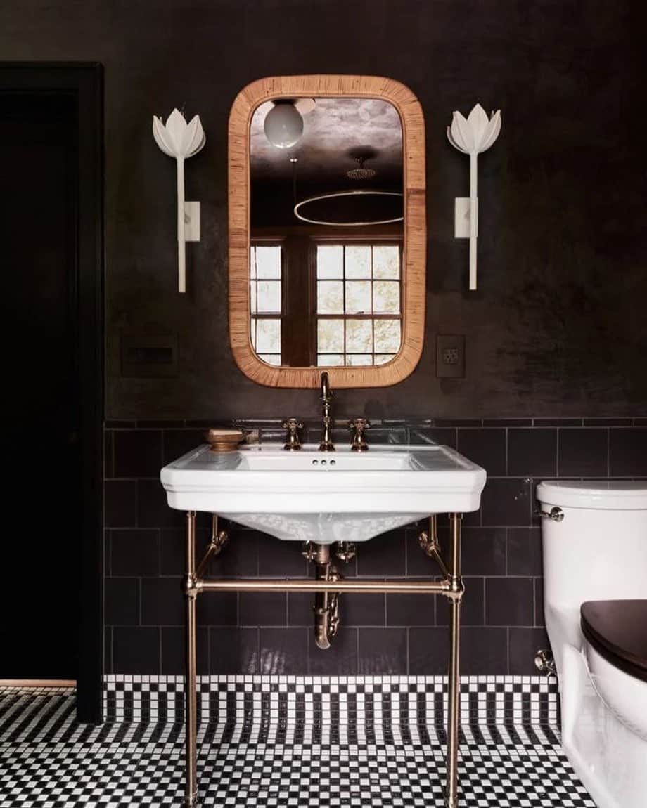 Homepolishのインスタグラム：「Sarah Sherman Samuel packed so much texture into this striking and dramatic black and white bathroom 🖤🤍 Photo by Joseph Bradshaw @josephgbradshaw   #blackandwhitebathroom #tilestyle #bathroomdesign #designinspo」