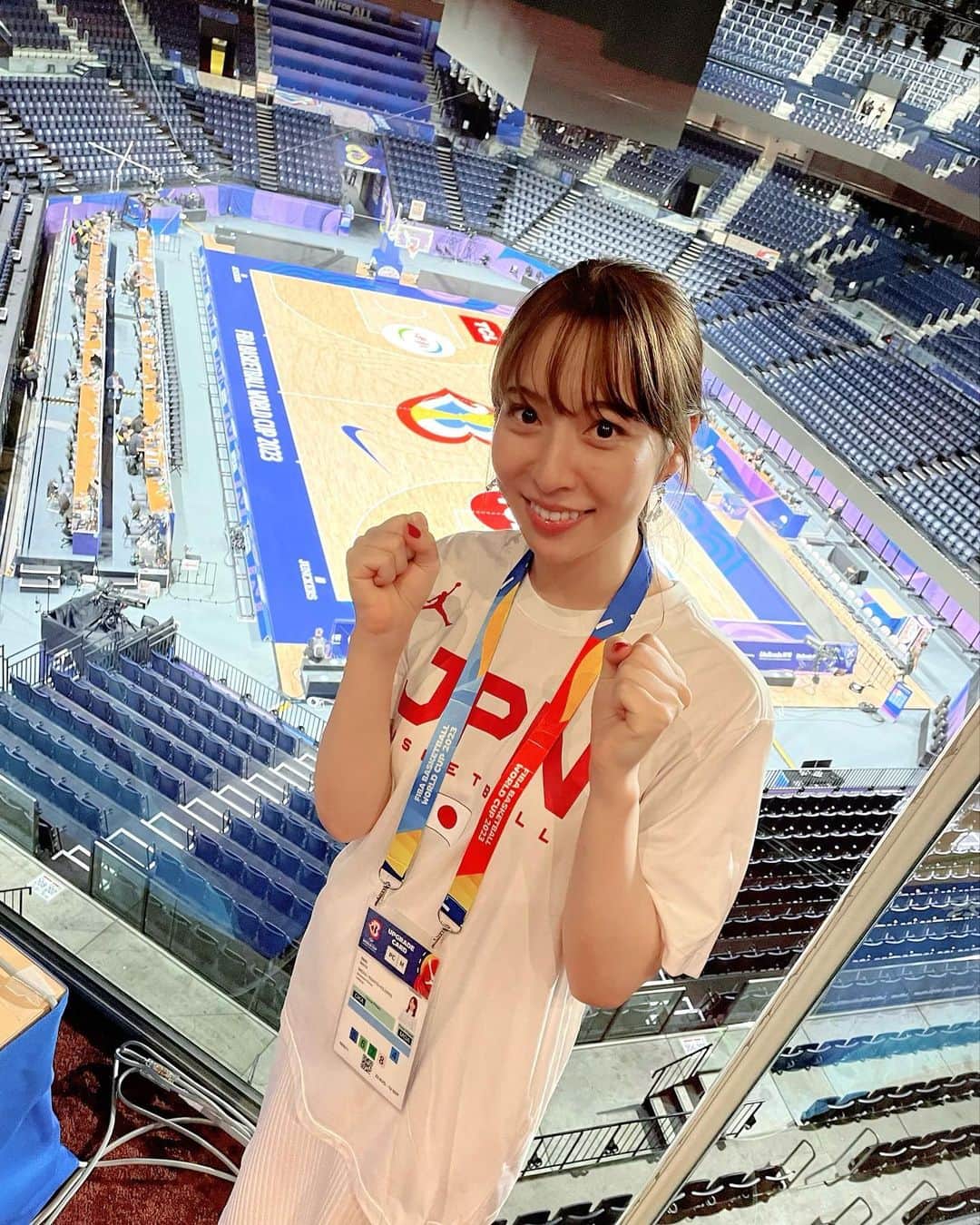 今井麻椰のインスタグラム：「大泣きでした😭最高‼️歴史的な勝利の瞬間に立ち会えて本当に幸せです😭  何年も取材させていただいてきて、この感動はNo. 1かも😭  とにかく色んな想いがこみ上がりすぎて、意味分からないくらいずーっと涙が止まりませんでした😭笑  まだまだいくぞ🥹🇯🇵  #AkatsukiJapan #日本一丸 #FIBAWC #WinForAll #WinForJapan #バスケットLIVE」