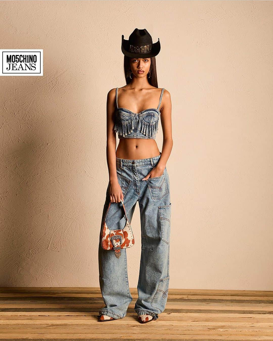 Moschinoさんのインスタグラム写真 - (MoschinoInstagram)「You can never have enough fringe and bling, as far as we’re concerned. Our much-talked-about range is back with a new collection of distinctive denim pieces, this time with an American-inspired twist.   Hitch a ride to the link in our bio to discover more.   #Moschino #MoschinoJeans」8月28日 23時47分 - moschino
