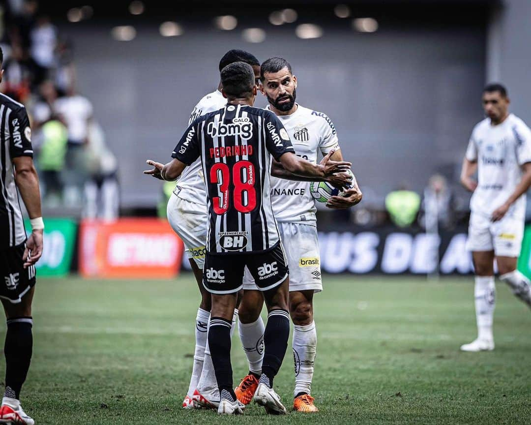 トマス・リンコンのインスタグラム：「Full-time AtléticoMG vs Santos 2-0  Resiliencia ⚪️⚫️」