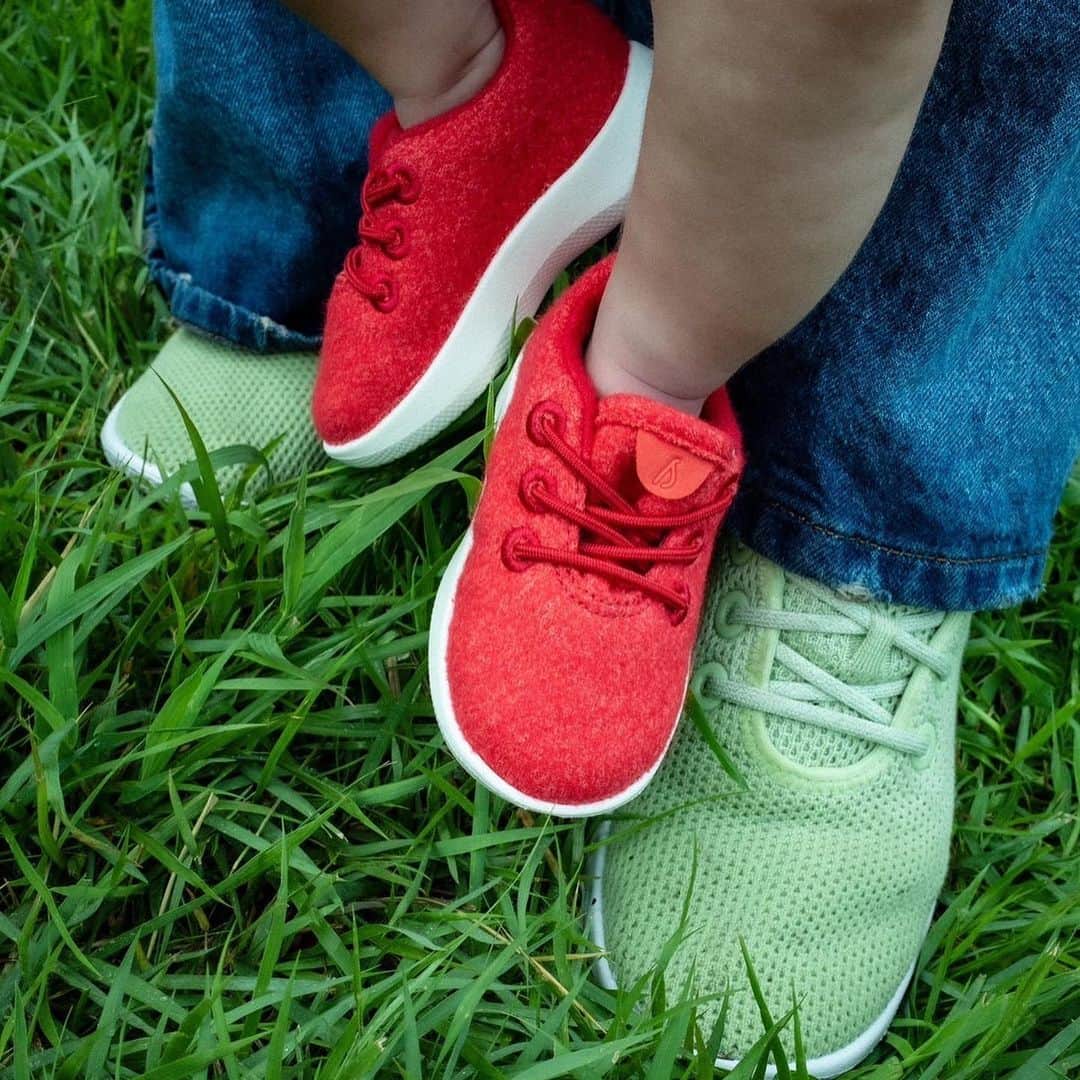 武部柚那さんのインスタグラム写真 - (武部柚那Instagram)「息子と初お揃いシューズ💚❤️ まだ歩けないけど歩けるようになったらいっぱいお散歩しようね🥰 子供が履きやすいのもそうだし、自分もママになって履きやすさと歩きやすさ重視だから @allbirdsjapan の靴はぴったり🩷🩷  #おそろバーズ #オールバーズ」8月28日 23時44分 - yuzuna839__