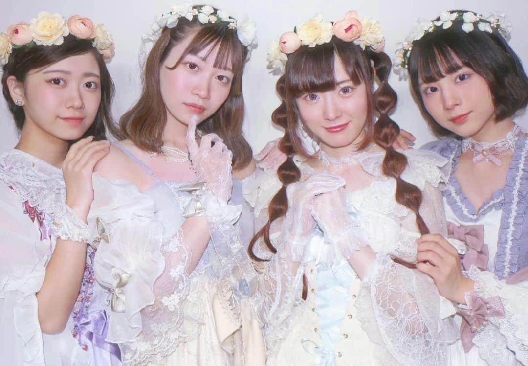 岡本真夜のインスタグラム：「ミルハニ（milk&honey）は milk,and,honeyの３つのチームにわかれています。  チームごとにテーマを決めて撮影。  本日から３１日までTBSでミルハニ一人一人+なぜか私（１回お断りしたんだけども㊙️どうしてもとお願いされ😅）のCMがすっごい夜中すっごい夜中（２回言うw）に４日間で３６回流れます。  夜更かしさん、ぜひチェックしてくださいませ。  #ミルハニ #milkandhoney  #アイドル #idol #11人」