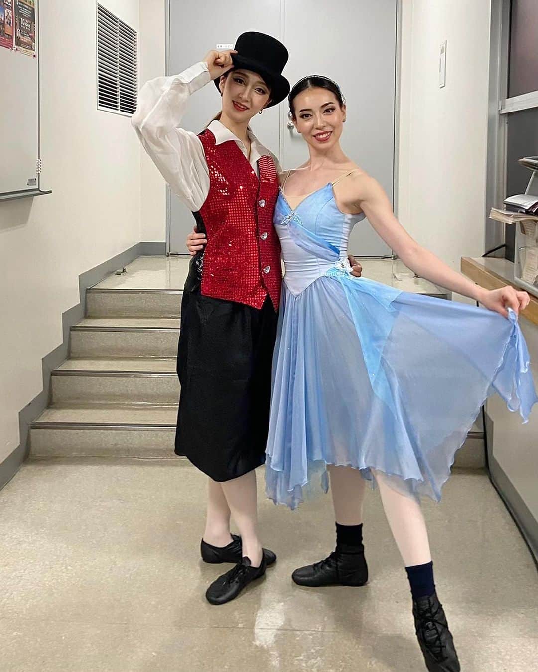 冨岡瑞希のインスタグラム：「. 僭越ながら、、 生まれ育ったバレエスタジオの第64回発表会に出演させていただきました。  なんと5年ぶり🫣  その間、ひっそりと客席からみんなのことを見ていましたが 舞台の上でバリバリ踊っている先輩方を見て、またみなさんと踊りたいな〜と思いスタジオに行ったのが昨年。  そこから指導にも少し関わらせていただくことになり、発表会に出させていただくことになり、、 あれやこれやといつもと違う緊張感の発表会でした😌  子供たちがお姉さんたちに憧れていたように、 先輩方の大きな背中を追い続けて、またわたしも頑張ります🫶  ありがとうございました！  #2役いただきました #イルカ役と先生役 #みずきという名前が3人いるので子供達からイルカの先生と呼ばれる #ちなみに1枚目はみづきとみずき #久しぶりにムシのある衣装 #隠せないむきむき感」