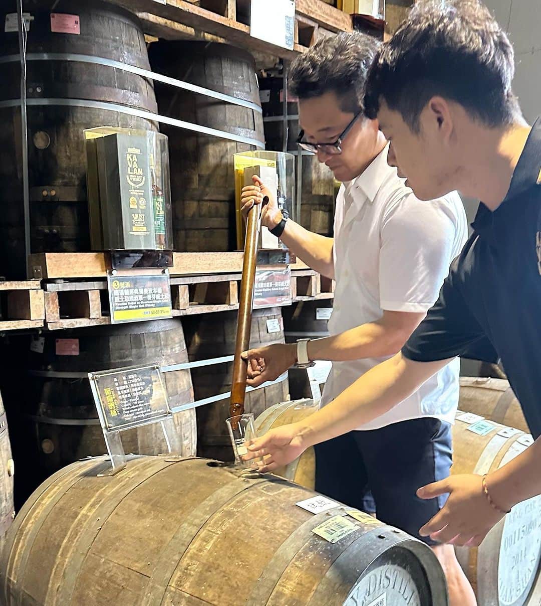 ダニエル・デイ・キムさんのインスタグラム写真 - (ダニエル・デイ・キムInstagram)「Anyone who knows me well knows I like whiskey, so on a trip to Taiwan filled with many highlights, one of my favorites was an invitation to the @kavalanwhisky distillery in Yilan. From seeing the charring of the casks to opening a barrel and even making my own personal blend (hush now, single malt snobs!) I learned so much about whiskey making, and why #Kavalan has been making an award winning name for itself in the whiskey world. @andrewlee was the perfect host and it’s a visit I won’t soon forget. Cheers!  *This is not an ad. They just made me a fan :)」8月28日 23時55分 - danieldaekim