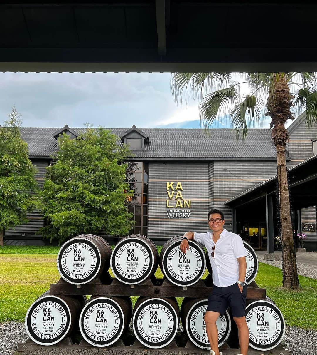 ダニエル・デイ・キムのインスタグラム：「Anyone who knows me well knows I like whiskey, so on a trip to Taiwan filled with many highlights, one of my favorites was an invitation to the @kavalanwhisky distillery in Yilan. From seeing the charring of the casks to opening a barrel and even making my own personal blend (hush now, single malt snobs!) I learned so much about whiskey making, and why #Kavalan has been making an award winning name for itself in the whiskey world. @andrewlee was the perfect host and it’s a visit I won’t soon forget. Cheers!  *This is not an ad. They just made me a fan :)」