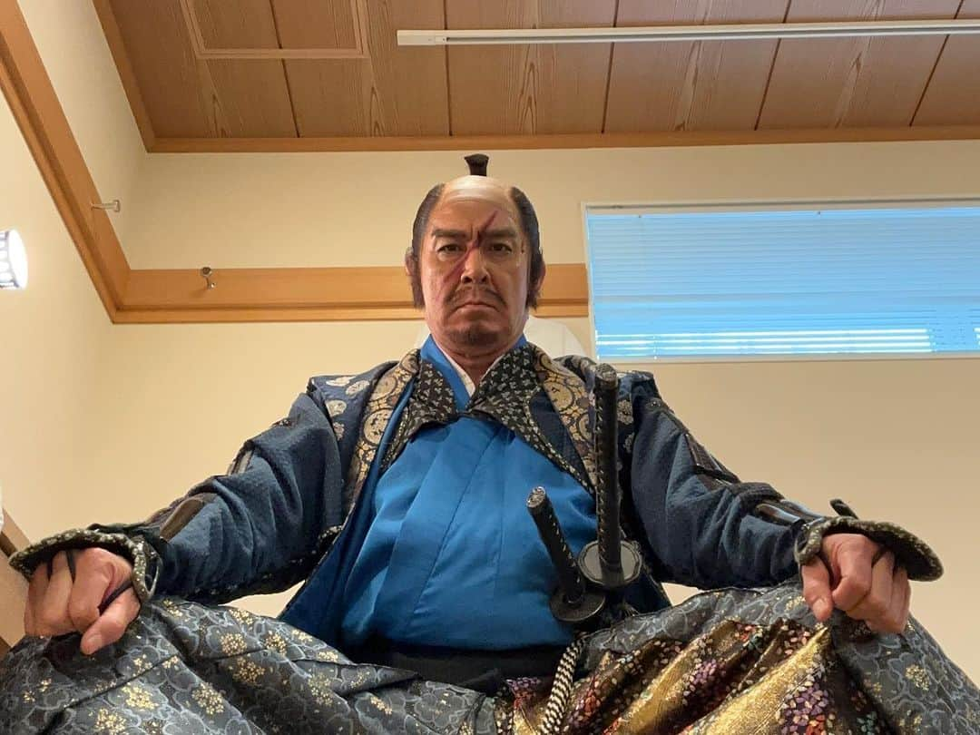 宇梶剛士さんのインスタグラム写真 - (宇梶剛士Instagram)「舞台 隠し砦の三悪人、大盛況の中、無事に幕が下りました。 舞台に関わって薄い時間など過ごしたことはあらねども全体稽古のひと月前からの殺陣稽古(刀剣のアクション)始めから数えたら3ヶ月を共にした仲間も多く濃ゆい熱い暑い夏でありました。千龝楽を終えてから善き方が贈ってくれた田所兵衛ミニケーキをカブッとやりました。道頓堀アメリカンのホットケーキもいただきました。鶴橋で🥩ジュ〜ジュ〜もしました。中学の野球部の同期の妹も観に来てくれて46年ぶりの再会。毎日のしんどさも生きている証でありました。 観に来てくれた方に、応援してくれた方に、観に行けな〜いと地団駄踏んでくれた方に、心よりのありがとうです🍀  #隠し砦の三悪人 #上川隆也 #風間俊介 #六角精児 #佐藤アツヒロ #小林由依 #宇梶剛士 #高木トモユキ #平田裕一郎 #岡宏明 #北村由海 #前田悠雅 #犬飼淳治 #両國宏 #渡辺翔 #増田雄二 #柳沢卓 #磯村将也 #町田尚規 #田中亮 #田中慶 #篠原雅史 #翔大 #小川蓮 #彌永拓志 #鳥居ちゃちゃ #塚越志保 #鈴木彩海 #大川亜耶」8月28日 23時56分 - ukajiii