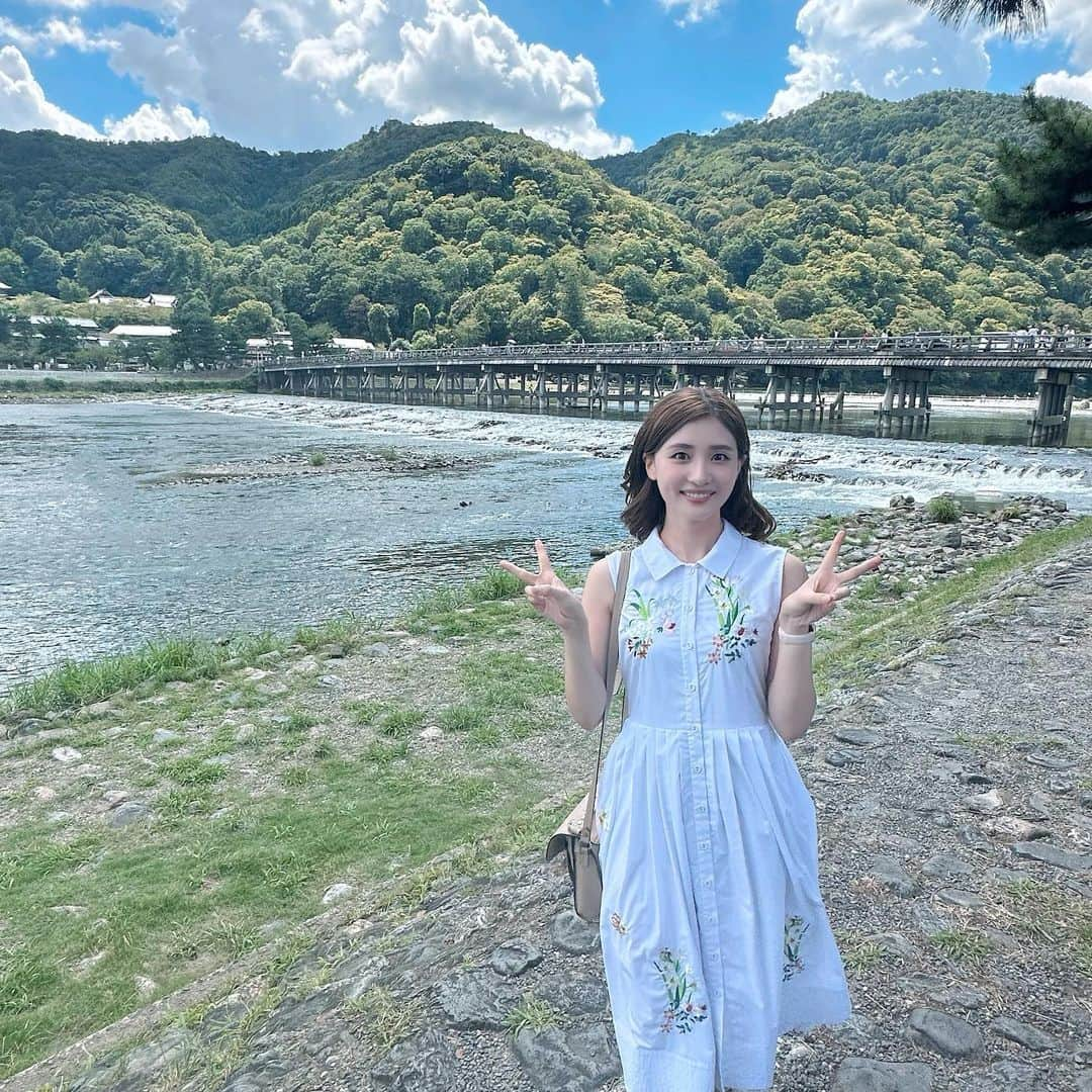 本田奈也花さんのインスタグラム写真 - (本田奈也花Instagram)「ポーズが決まらず、、結局ピース✌️😊 暑すぎてせっかく髪の毛を巻いたのに２日連続で束ねました😇 #京都#関西#kyoto#嵐山#渡月橋#二条城#二の丸御殿#天龍寺#京都観光#福岡#アナウンサー#本田奈也花」8月28日 23時48分 - nanaka_honda