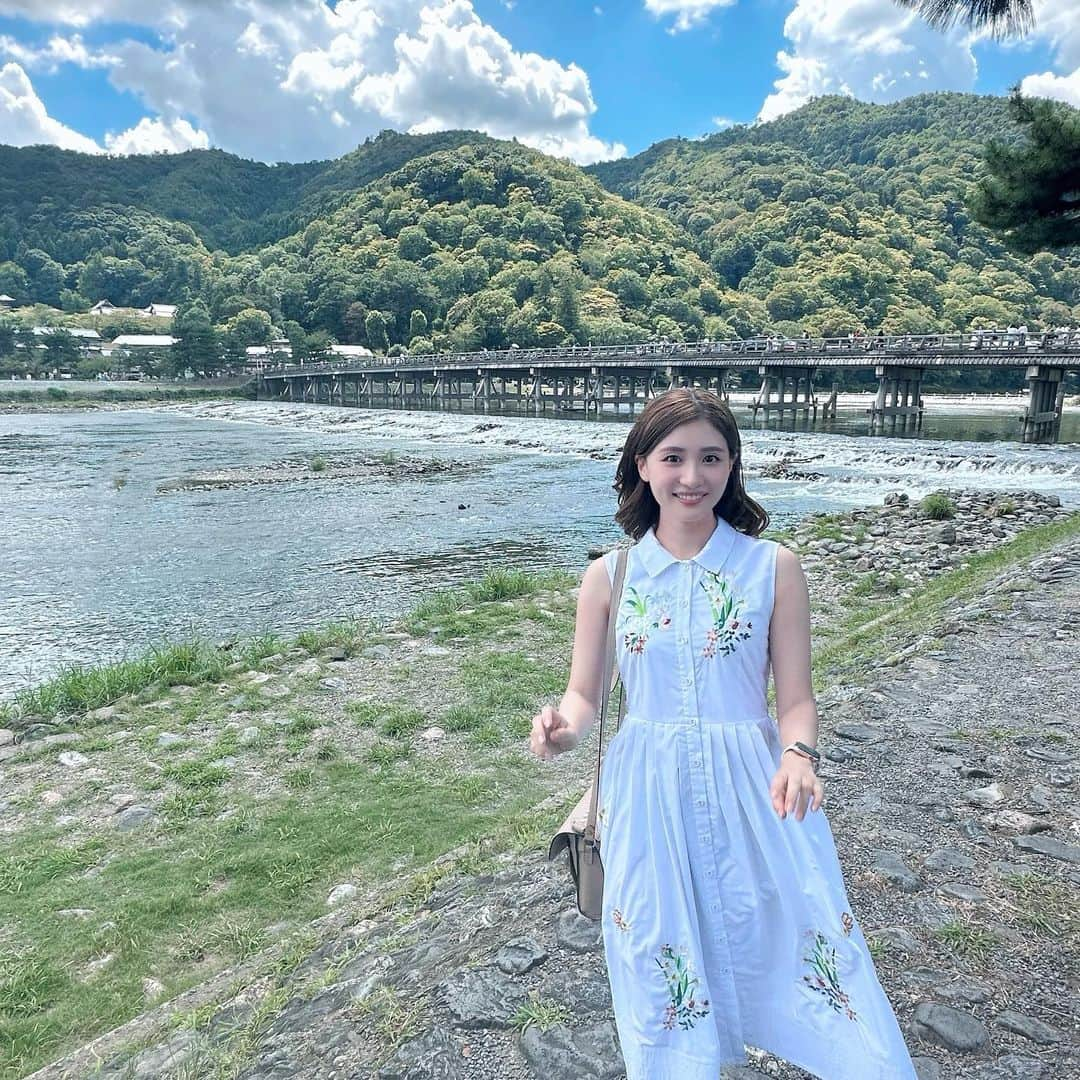 本田奈也花さんのインスタグラム写真 - (本田奈也花Instagram)「ポーズが決まらず、、結局ピース✌️😊 暑すぎてせっかく髪の毛を巻いたのに２日連続で束ねました😇 #京都#関西#kyoto#嵐山#渡月橋#二条城#二の丸御殿#天龍寺#京都観光#福岡#アナウンサー#本田奈也花」8月28日 23時48分 - nanaka_honda