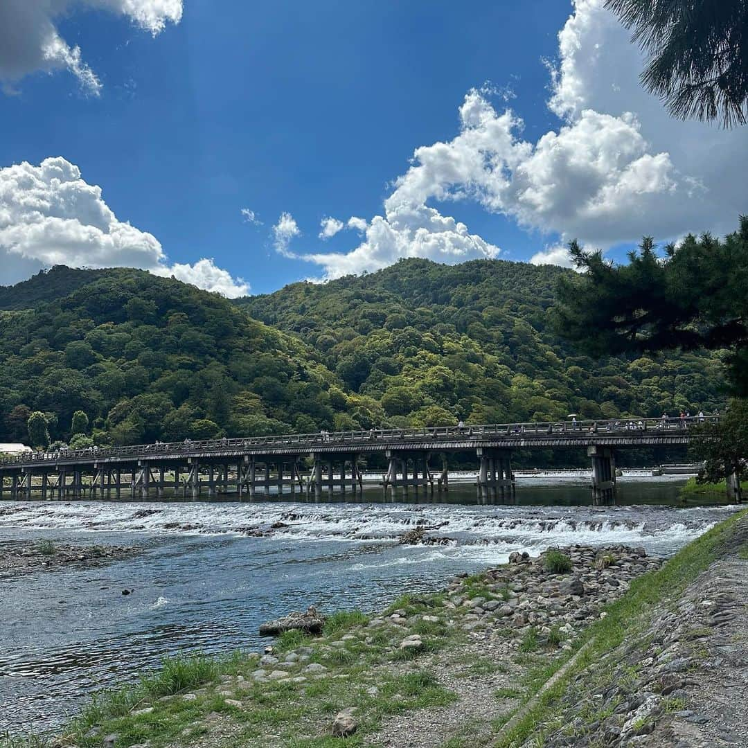 本田奈也花さんのインスタグラム写真 - (本田奈也花Instagram)「ポーズが決まらず、、結局ピース✌️😊 暑すぎてせっかく髪の毛を巻いたのに２日連続で束ねました😇 #京都#関西#kyoto#嵐山#渡月橋#二条城#二の丸御殿#天龍寺#京都観光#福岡#アナウンサー#本田奈也花」8月28日 23時48分 - nanaka_honda