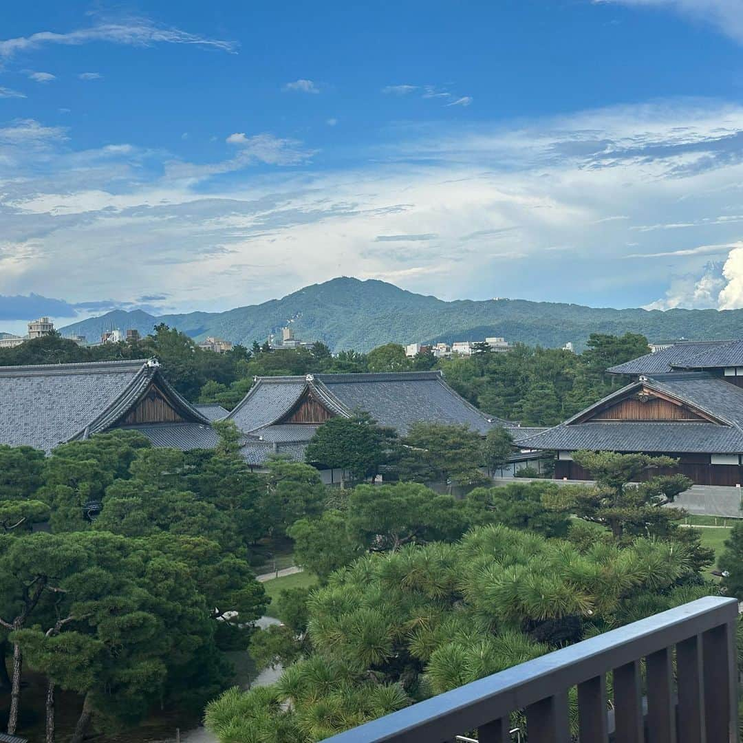 本田奈也花さんのインスタグラム写真 - (本田奈也花Instagram)「ポーズが決まらず、、結局ピース✌️😊 暑すぎてせっかく髪の毛を巻いたのに２日連続で束ねました😇 #京都#関西#kyoto#嵐山#渡月橋#二条城#二の丸御殿#天龍寺#京都観光#福岡#アナウンサー#本田奈也花」8月28日 23時48分 - nanaka_honda