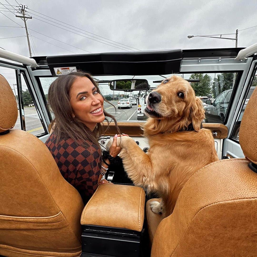 ケイトリン・ブリストーのインスタグラム：「Get in loser we’re getting puppuccinos」