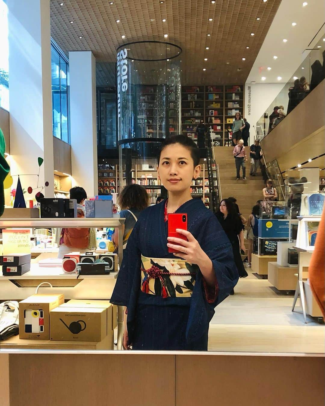 岡田育さんのインスタグラム写真 - (岡田育Instagram)「Summer kimonos are sheer layered. This one is also machine washable! ☀️⛄️👘🛟🍺🐐 The obi was taken from “a bluebird and a magnolia tree” by #kokeikobayashi  @themuseumofmodernart  . 涼しいけど小雨予報もあった日、家で洗えるものしか着てない。 #福服 で買った帯締め、冬物だろうけど #泉屋 の浮き輪っぽいのでマリンルックということで（？）。駆け寄ってきた見知らぬ人が「スマホ貸しなさい私が全身撮ってあげる！」と大量にシャッター切ってくれたけど大半が二枚目みたいな出来だった。ありがとね。 . #夏着物 #夏着物コーデ #ポリ絽小紋 #洗える着物  #ワンピ襦袢 @kimonomodern  #半幅帯 #白華小禽 #小林古径 @gofukuyasan  #文庫片流し #和紙ソックス #玉結び #theynewyork #がま口ポーチ  #キモノ #リサイクル着物 #着物女子 #kimonofashion  #japanesekimono  #👘🔰 #着物修行中  #kimonostyle #kimonofashion  #着物スタイリング #カジュアル着物 #普段着着物 #kimonolovers #着物好き」8月28日 23時49分 - okadaic