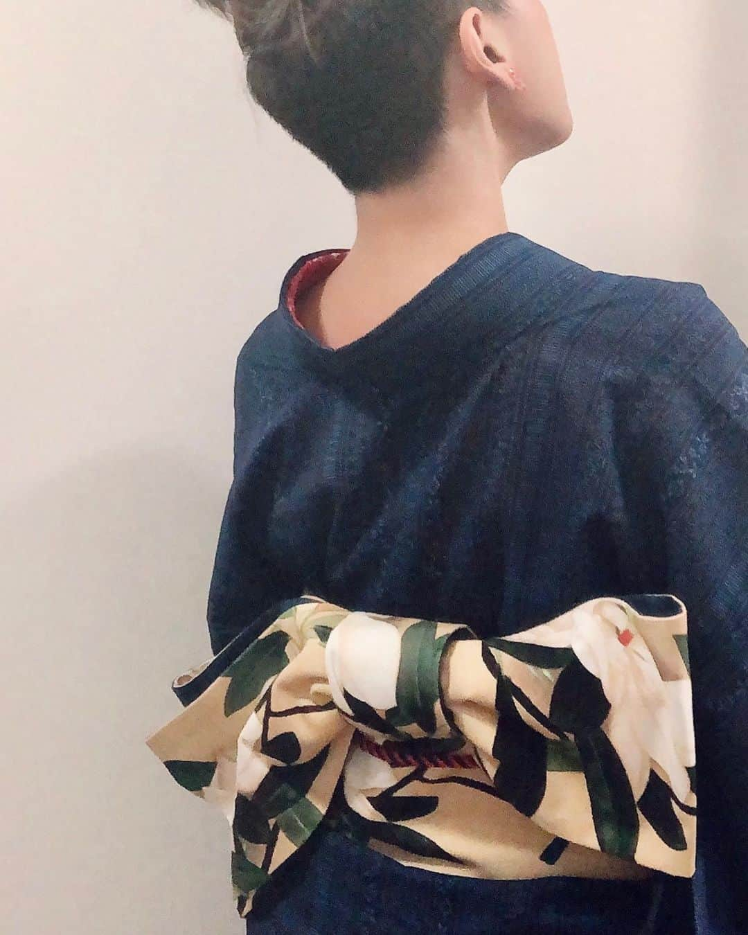 岡田育さんのインスタグラム写真 - (岡田育Instagram)「Summer kimonos are sheer layered. This one is also machine washable! ☀️⛄️👘🛟🍺🐐 The obi was taken from “a bluebird and a magnolia tree” by #kokeikobayashi  @themuseumofmodernart  . 涼しいけど小雨予報もあった日、家で洗えるものしか着てない。 #福服 で買った帯締め、冬物だろうけど #泉屋 の浮き輪っぽいのでマリンルックということで（？）。駆け寄ってきた見知らぬ人が「スマホ貸しなさい私が全身撮ってあげる！」と大量にシャッター切ってくれたけど大半が二枚目みたいな出来だった。ありがとね。 . #夏着物 #夏着物コーデ #ポリ絽小紋 #洗える着物  #ワンピ襦袢 @kimonomodern  #半幅帯 #白華小禽 #小林古径 @gofukuyasan  #文庫片流し #和紙ソックス #玉結び #theynewyork #がま口ポーチ  #キモノ #リサイクル着物 #着物女子 #kimonofashion  #japanesekimono  #👘🔰 #着物修行中  #kimonostyle #kimonofashion  #着物スタイリング #カジュアル着物 #普段着着物 #kimonolovers #着物好き」8月28日 23時49分 - okadaic