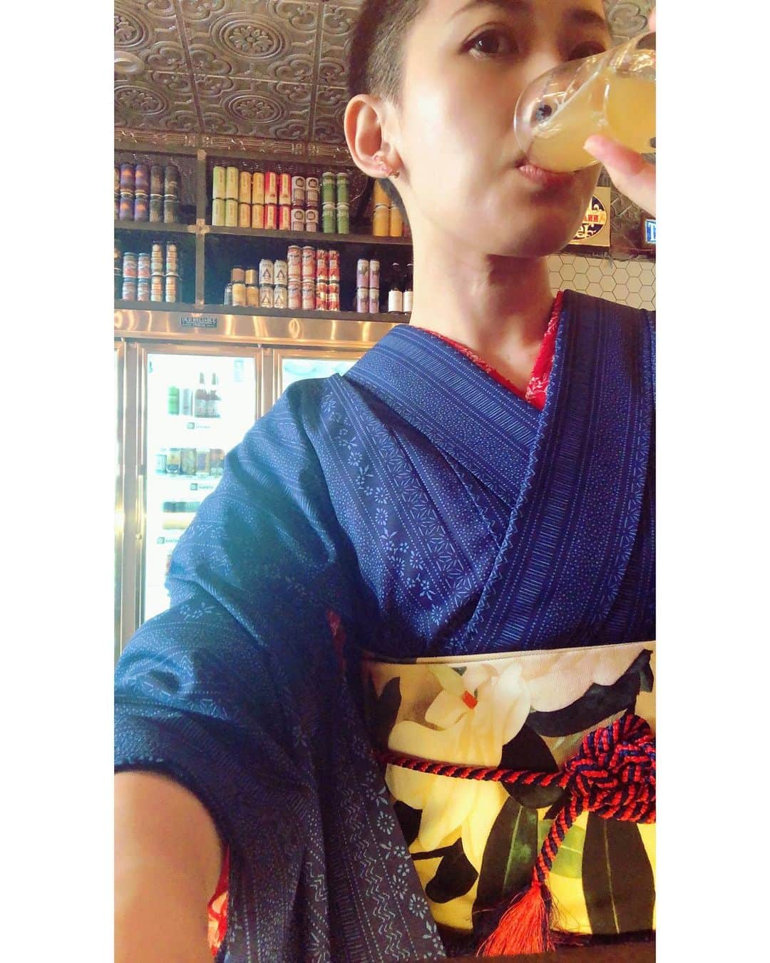 岡田育さんのインスタグラム写真 - (岡田育Instagram)「Summer kimonos are sheer layered. This one is also machine washable! ☀️⛄️👘🛟🍺🐐 The obi was taken from “a bluebird and a magnolia tree” by #kokeikobayashi  @themuseumofmodernart  . 涼しいけど小雨予報もあった日、家で洗えるものしか着てない。 #福服 で買った帯締め、冬物だろうけど #泉屋 の浮き輪っぽいのでマリンルックということで（？）。駆け寄ってきた見知らぬ人が「スマホ貸しなさい私が全身撮ってあげる！」と大量にシャッター切ってくれたけど大半が二枚目みたいな出来だった。ありがとね。 . #夏着物 #夏着物コーデ #ポリ絽小紋 #洗える着物  #ワンピ襦袢 @kimonomodern  #半幅帯 #白華小禽 #小林古径 @gofukuyasan  #文庫片流し #和紙ソックス #玉結び #theynewyork #がま口ポーチ  #キモノ #リサイクル着物 #着物女子 #kimonofashion  #japanesekimono  #👘🔰 #着物修行中  #kimonostyle #kimonofashion  #着物スタイリング #カジュアル着物 #普段着着物 #kimonolovers #着物好き」8月28日 23時49分 - okadaic