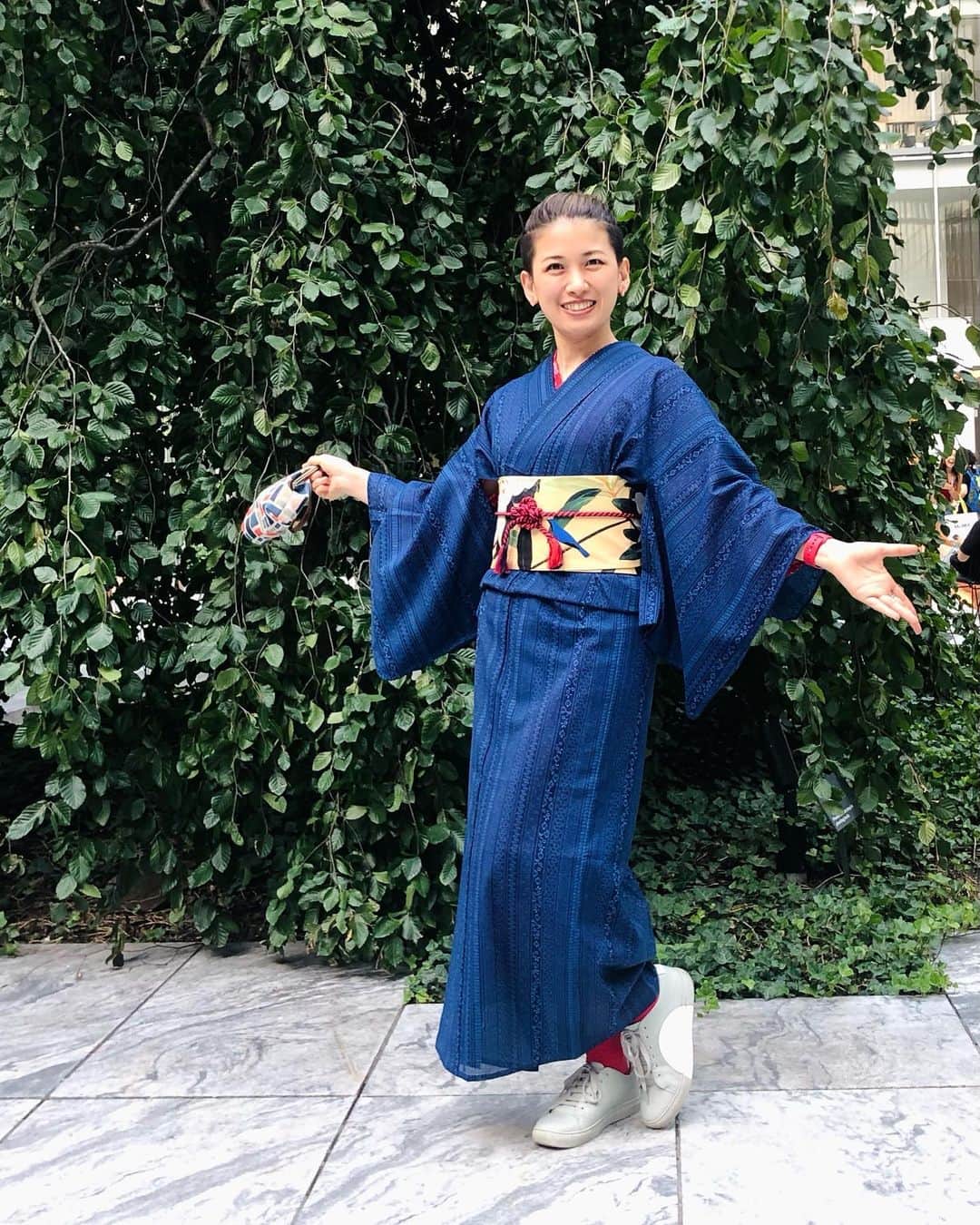 岡田育のインスタグラム：「Summer kimonos are sheer layered. This one is also machine washable! ☀️⛄️👘🛟🍺🐐 The obi was taken from “a bluebird and a magnolia tree” by #kokeikobayashi  @themuseumofmodernart  . 涼しいけど小雨予報もあった日、家で洗えるものしか着てない。 #福服 で買った帯締め、冬物だろうけど #泉屋 の浮き輪っぽいのでマリンルックということで（？）。駆け寄ってきた見知らぬ人が「スマホ貸しなさい私が全身撮ってあげる！」と大量にシャッター切ってくれたけど大半が二枚目みたいな出来だった。ありがとね。 . #夏着物 #夏着物コーデ #ポリ絽小紋 #洗える着物  #ワンピ襦袢 @kimonomodern  #半幅帯 #白華小禽 #小林古径 @gofukuyasan  #文庫片流し #和紙ソックス #玉結び #theynewyork #がま口ポーチ  #キモノ #リサイクル着物 #着物女子 #kimonofashion  #japanesekimono  #👘🔰 #着物修行中  #kimonostyle #kimonofashion  #着物スタイリング #カジュアル着物 #普段着着物 #kimonolovers #着物好き」