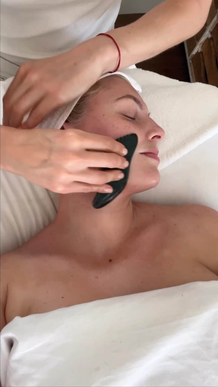 Estée Lalondeのインスタグラム：「I have been following @the_moments for so long it was amazing to finally get a treatment from her! Facials are incredible and I adore them not only because they make you g-l-o-w but it’s such a unique way to connect with other women. I wish you could have heard our conversation! It would have made for a great podcast 😉   Intra-oral massage is a big yes from me 🙋🏼‍♀️ as a TMJ sufferer!」