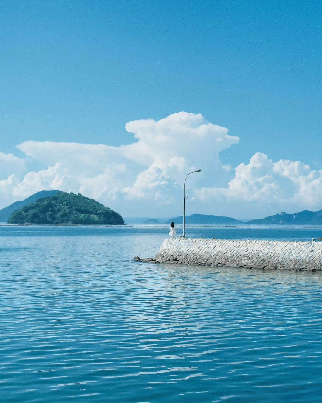 岩倉しおりさんのインスタグラム写真 - (岩倉しおりInstagram)「夏の瀬戸内海。⁡ ⁡⁡ 穏やかな瀬戸内海にもくもくの夏雲が嬉しかった日。」8月28日 23時51分 - iwakurashiori