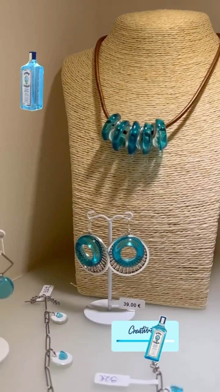 ニア・ヴァルダロスのインスタグラム：「Ahhh I love them! @minimisgr uses recycled glass, much of it gathered from Greece’s beaches… to create stunning jewelry. Visit their site for shipping info @minimisgr #greece #local #recycle #supportwomeninbusiness」