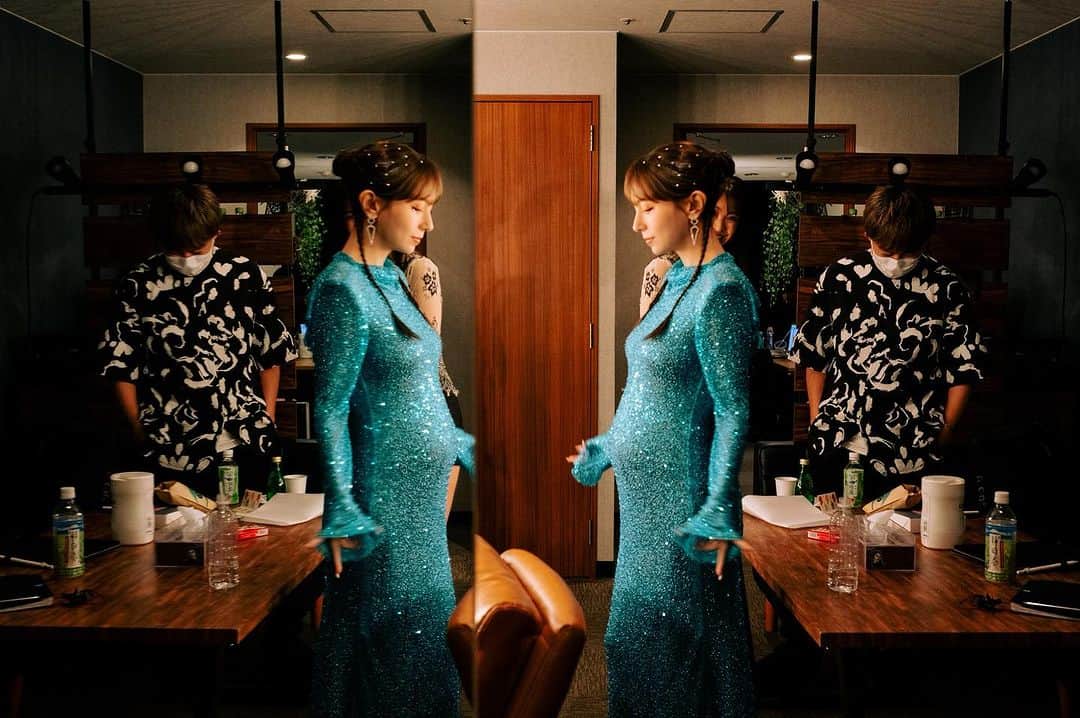 May J.のインスタグラム：「“May J. Billboard Live Tour 2023” 大阪、東京、横浜、全6公演無事に終えることができました👏 絶対にいいライブにするという気合いと、ほんの少しの不安もあったけど、皆さんのサポートのおかげで最高な形でラストまで走り抜くことができました！なかなかできない経験だったし、みんなと一緒に本当に素敵な時間を過ごせて一生の思い出になりました。ファイナルステージで泣いているファンの方を見た瞬間もらい泣きしそうになった🥲そして楽屋に戻った瞬間、達成感と寂しさと、色々な不安から解放されて、訳わからないくらい大泣きしました🤣 こんなに幸せな時間を一緒に作ってくれた全てのみんなに心から感謝しています。 本当に、本当にありがとう🥹🤍 少しでもみんなにパワーを届けられていたら嬉しいです！！ ファイナルは新曲のリリース日でもあり、"Spread Love"の制作に携わってくれた　@ryosukeimai  @tasukumaeda  @gabriel.issei  も観にきてくれて、更に豪華なラストになりました！ バンマスの　@shokamijo  くんをはじめ、バンドメンバーのみんな、素晴らしい演奏をありがとう🤍 @mari_ishida @kenshitakimoto  @bandohsatoshi  @yamaguchi_shuhei  @yukinorikbinoue   年内はワンマンライブの予定がもうないけれど、新曲もたくさん制作してるし、来年は2月からミュージカル「ボディーガード」の出演もあるし、4月頃にはオリジナルアルバムをリリースする予定なので、是非楽しみにしていてほしいです！ でもまずは、新曲"Spread Love”を鬼リピしてね🫶 Thank you all for your love and support 🤍 I’ll see you again soon 🫶  #BillboardLiveTour #ThankYou」