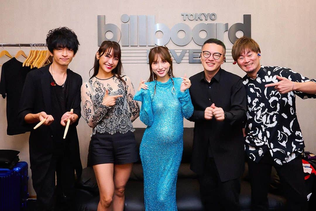 May J.さんのインスタグラム写真 - (May J.Instagram)「“May J. Billboard Live Tour 2023” 大阪、東京、横浜、全6公演無事に終えることができました👏 絶対にいいライブにするという気合いと、ほんの少しの不安もあったけど、皆さんのサポートのおかげで最高な形でラストまで走り抜くことができました！なかなかできない経験だったし、みんなと一緒に本当に素敵な時間を過ごせて一生の思い出になりました。ファイナルステージで泣いているファンの方を見た瞬間もらい泣きしそうになった🥲そして楽屋に戻った瞬間、達成感と寂しさと、色々な不安から解放されて、訳わからないくらい大泣きしました🤣 こんなに幸せな時間を一緒に作ってくれた全てのみんなに心から感謝しています。 本当に、本当にありがとう🥹🤍 少しでもみんなにパワーを届けられていたら嬉しいです！！ ファイナルは新曲のリリース日でもあり、"Spread Love"の制作に携わってくれた　@ryosukeimai  @tasukumaeda  @gabriel.issei  も観にきてくれて、更に豪華なラストになりました！ バンマスの　@shokamijo  くんをはじめ、バンドメンバーのみんな、素晴らしい演奏をありがとう🤍 @mari_ishida @kenshitakimoto  @bandohsatoshi  @yamaguchi_shuhei  @yukinorikbinoue   年内はワンマンライブの予定がもうないけれど、新曲もたくさん制作してるし、来年は2月からミュージカル「ボディーガード」の出演もあるし、4月頃にはオリジナルアルバムをリリースする予定なので、是非楽しみにしていてほしいです！ でもまずは、新曲"Spread Love”を鬼リピしてね🫶 Thank you all for your love and support 🤍 I’ll see you again soon 🫶  #BillboardLiveTour #ThankYou」8月28日 23時55分 - mayjamileh