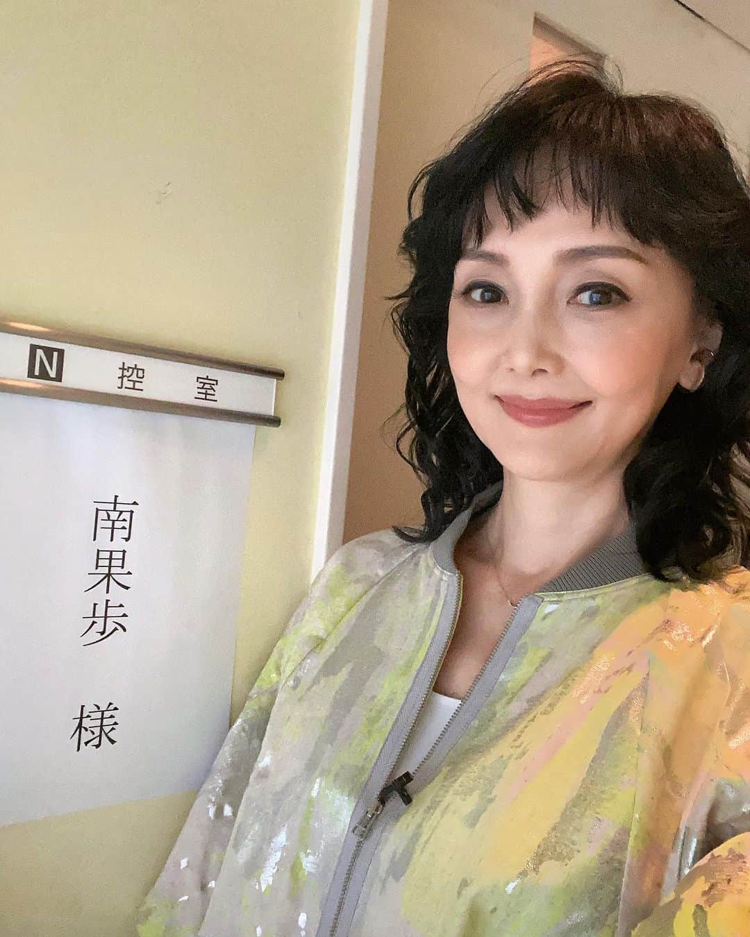 南果歩さんのインスタグラム写真 - (南果歩Instagram)「29日 #踊るさんま御殿 に出演致します😊 さんまさんも共演者の皆さんもメチャ面白くて、今回も笑いっぱなし😊😊😊 大阪の番組でもご一緒した #なすなかにし  さんと記念写真も撮りました🌈  @divkanet @dressunreve @hirotakajewelry スタイリングは @kuniko_sakamoto  メイク @kkfdkei   #南果歩 #kahominami #미나미카호 #japaneseactor」8月29日 0時05分 - kaho_minami