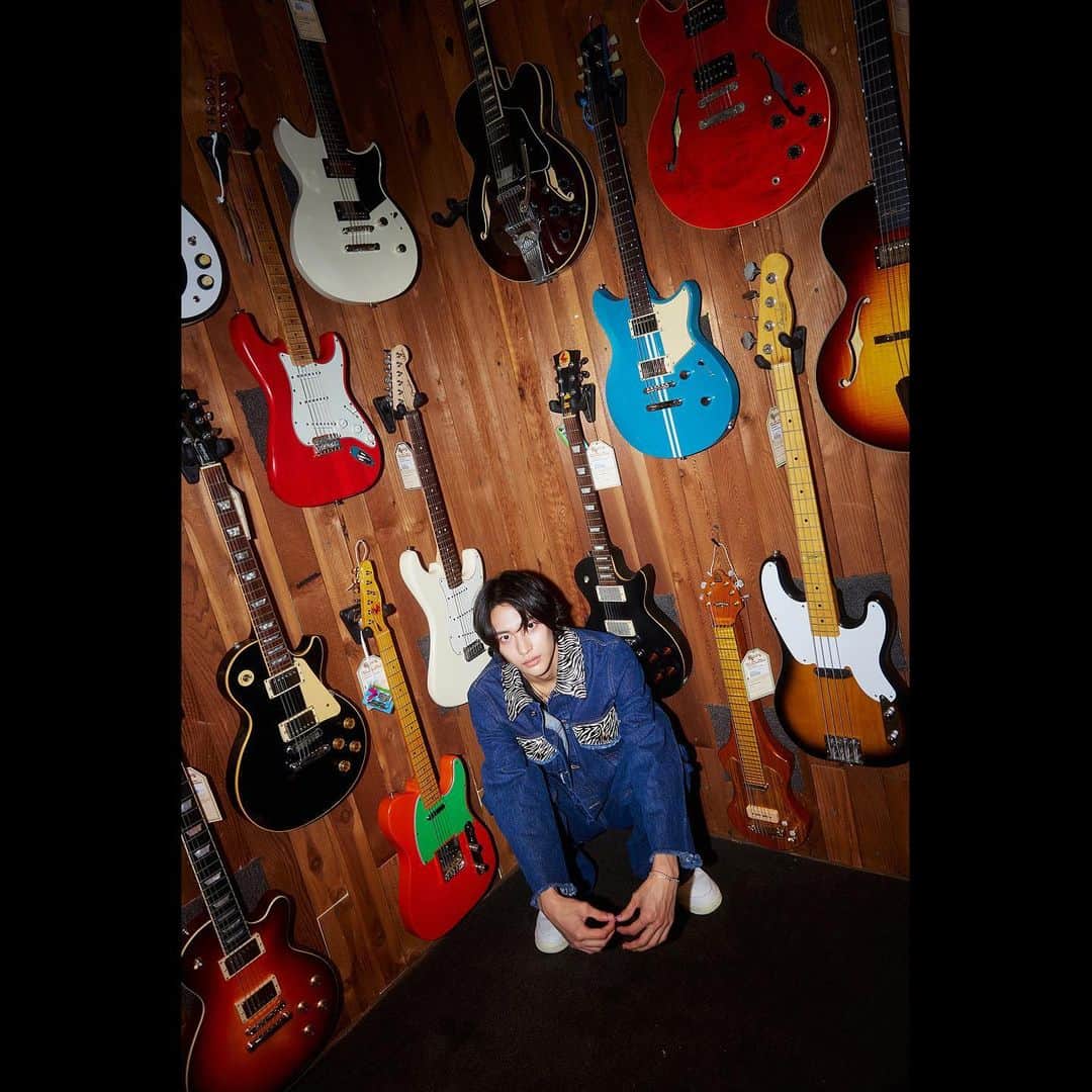 SMエンターテインメントさんのインスタグラム写真 - (SMエンターテインメントInstagram)「Guitar Hunting Journey #2 #WONBIN #원빈 #ANTON #앤톤  【Get A Guitar - The 1st Single Album】 ➫ 2023.09.04 6PM (KST)  💿Pre-save & Pre-order https://riize.lnk.to/GetAGuitar  #RIIZE #라이즈 @riize_official  #RISEandREALIZE #GetAGuitar #RIIZE_GetAGuitar」8月29日 0時04分 - smtown