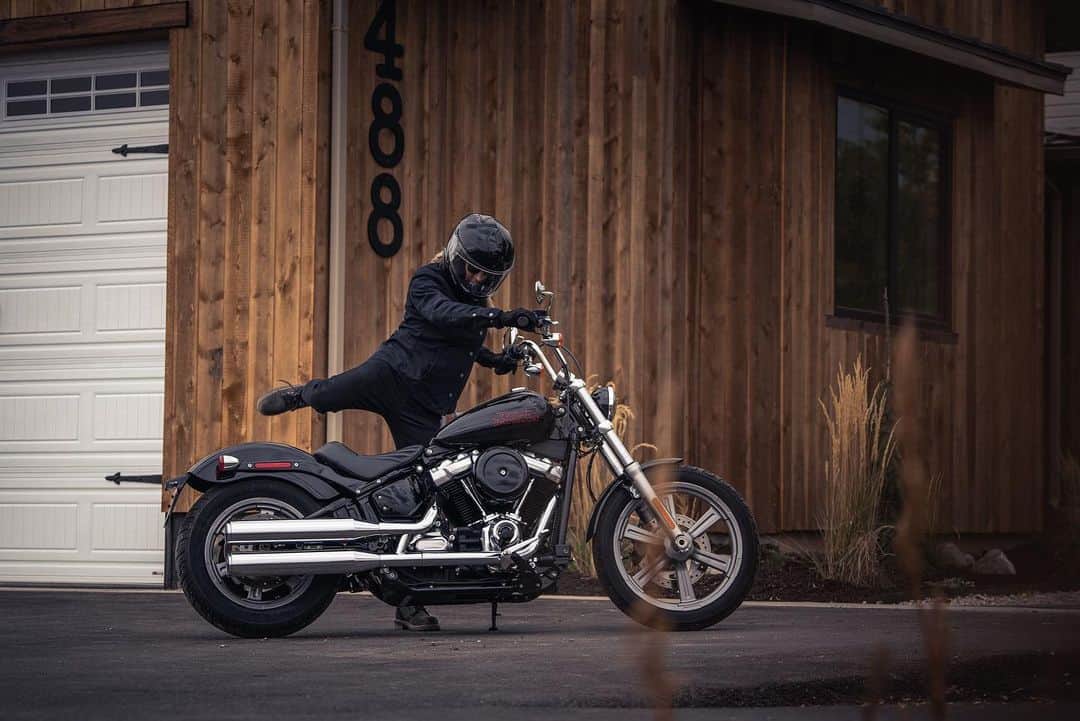 Harley-Davidsonさんのインスタグラム写真 - (Harley-DavidsonInstagram)「A raw, stripped-down bobber ready for customization.​  ​Hit the link in bio to see more of the 2023 Softail Standard.​  #HarleyDavidson #SoftailStandard​」8月29日 0時04分 - harleydavidson
