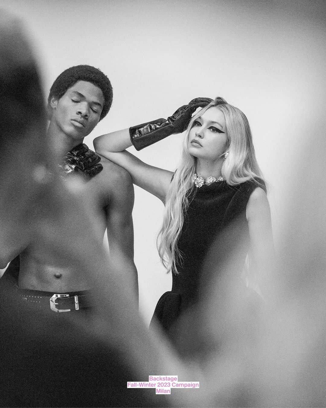 ジャンニヴェルサーチのインスタグラム：「Backstage  Fall-Winter 2023 Campaign Milan  #VersaceFW23」