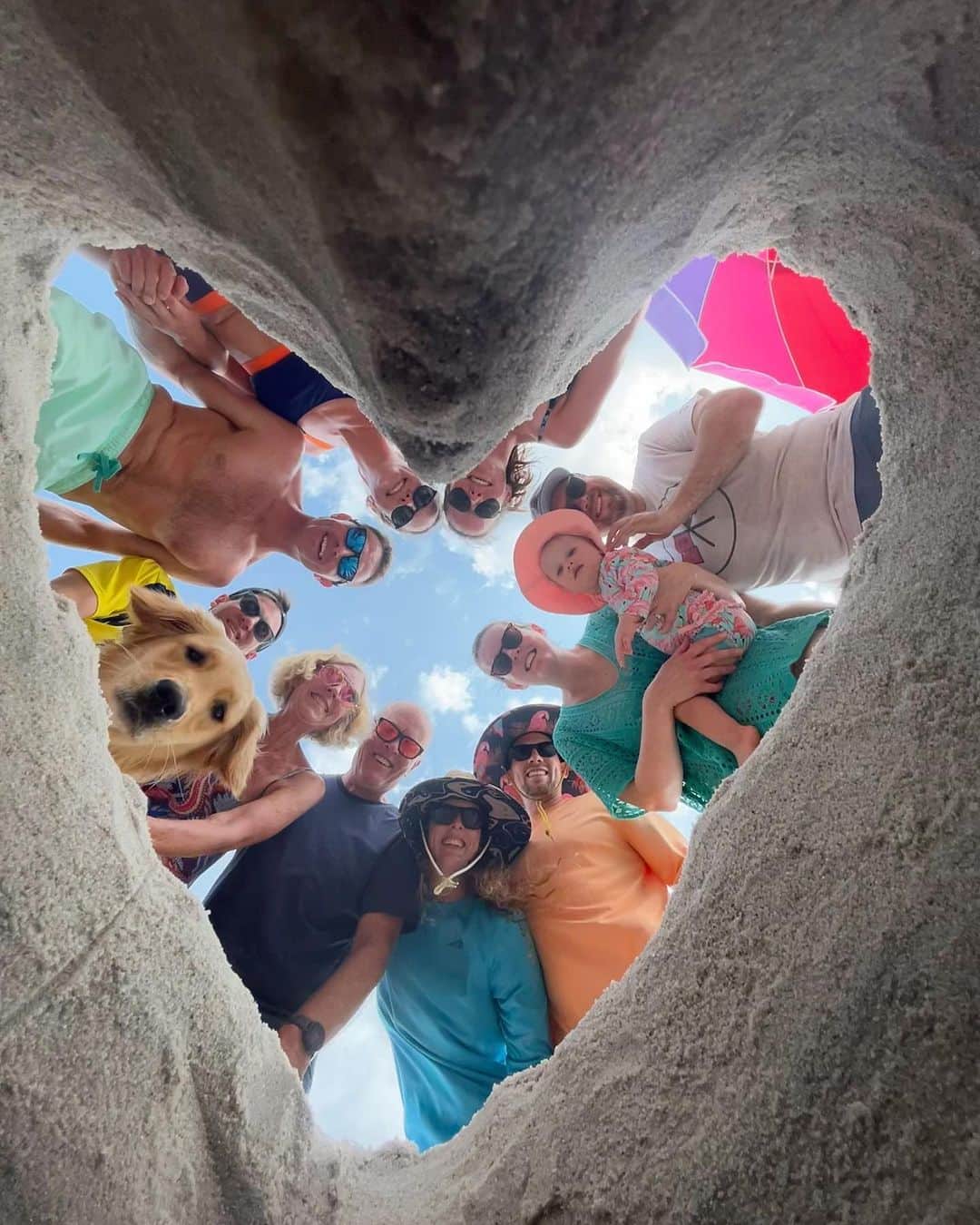 アリソン・シュミットのインスタグラム：「The viral sand heart picture was a success 🫶  #lafamilia #familytime #beach #ohana #love #topsailisland #obx」