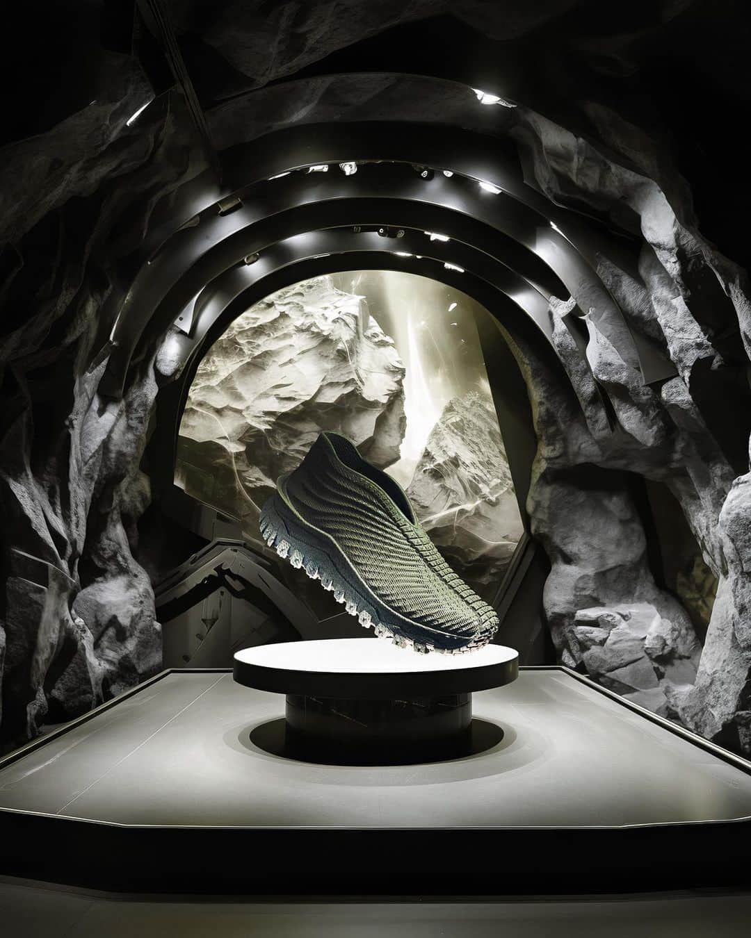 モンクレールのインスタグラム：「A new era of Moncler footwear. Meet the Trailgrip 3D: printed, not made.   The result of an innovative 3D-printed design process created in partnership with industry disruptors @zellerfeldofficial. Fully formed, factory-free, mono-material - and distinctly Moncler. Stay tuned for a new season of footwear.   #MonclerTrailgrip」