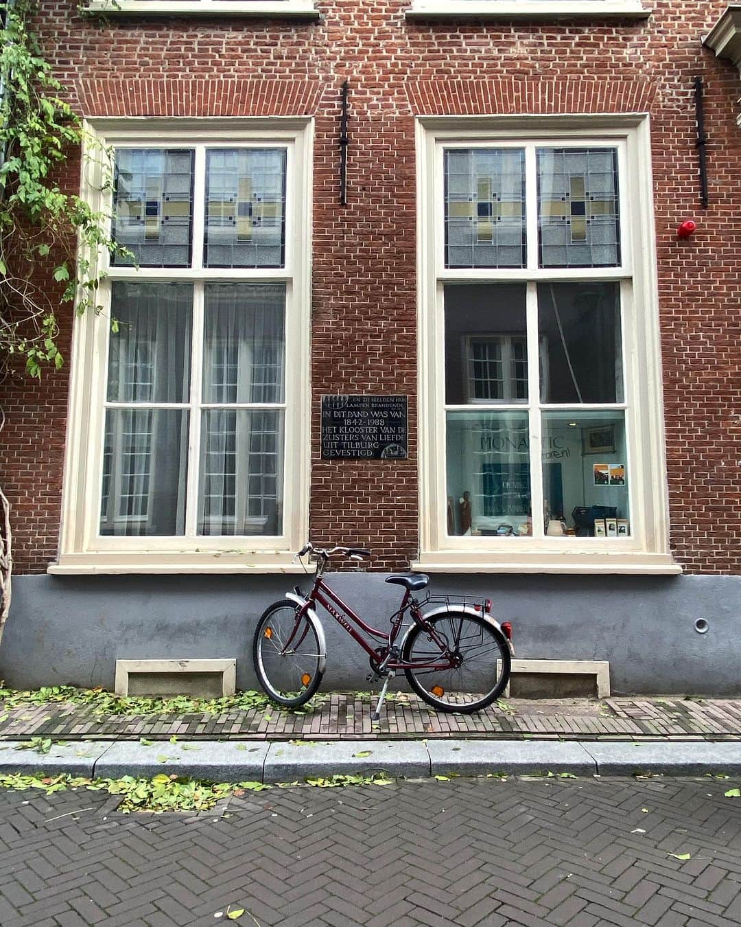 岡村咲さんのインスタグラム写真 - (岡村咲Instagram)「🚲  どこにでも自転車がある🤔 そして絵になる。  #海外移住」8月29日 0時02分 - sakiokamura_official