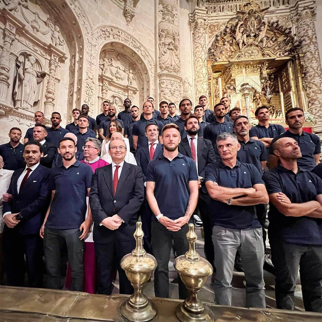 イヴァン・ラキティッチさんのインスタグラム写真 - (イヴァン・ラキティッチInstagram)「Ofrenda floral a la Virgen de los Reyes 🙏🏼💐 @sevillafc   #sevillafc #rakitic  #wearesevilla」8月29日 0時03分 - ivanrakitic