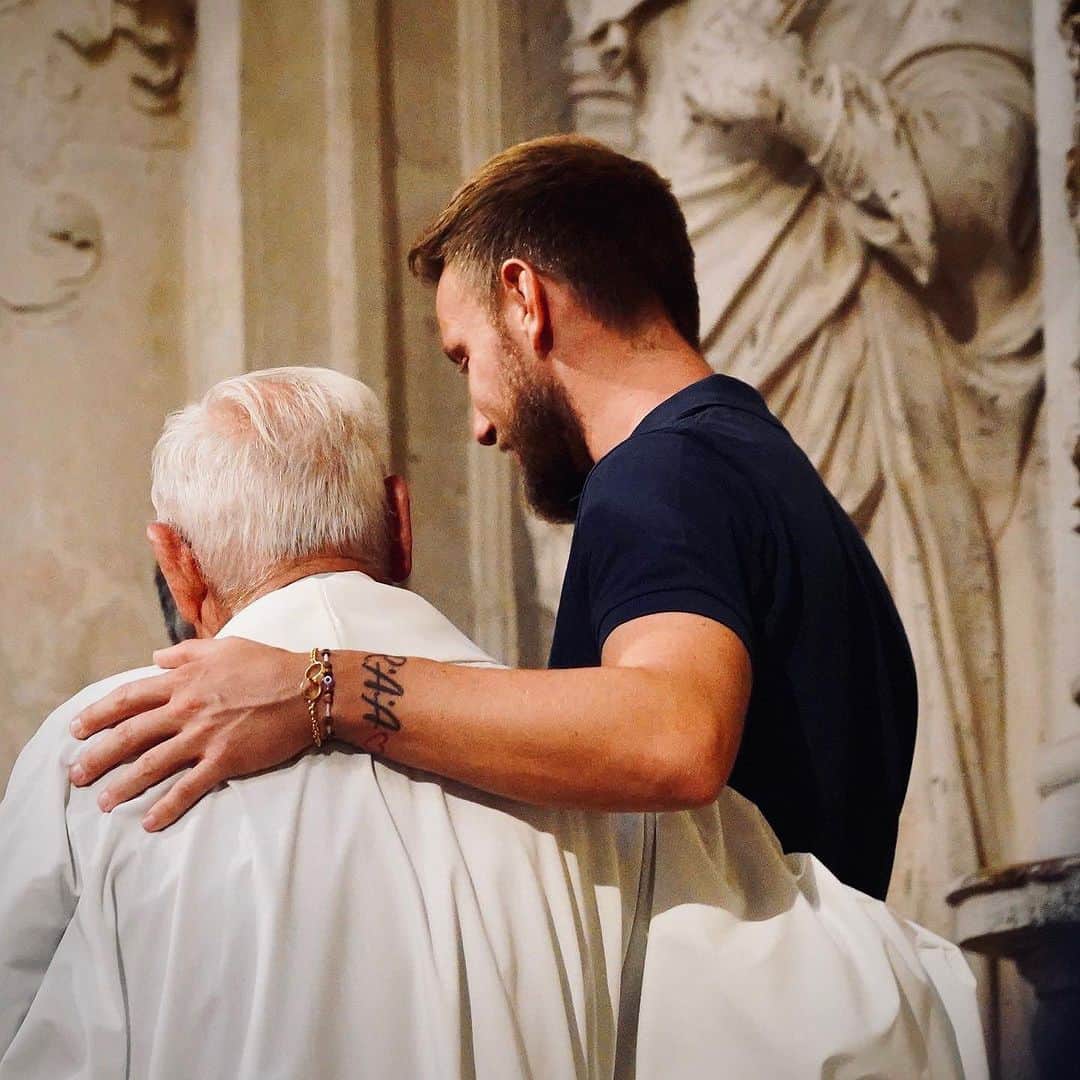 イヴァン・ラキティッチのインスタグラム：「Ofrenda floral a la Virgen de los Reyes 🙏🏼💐 @sevillafc   #sevillafc #rakitic  #wearesevilla」