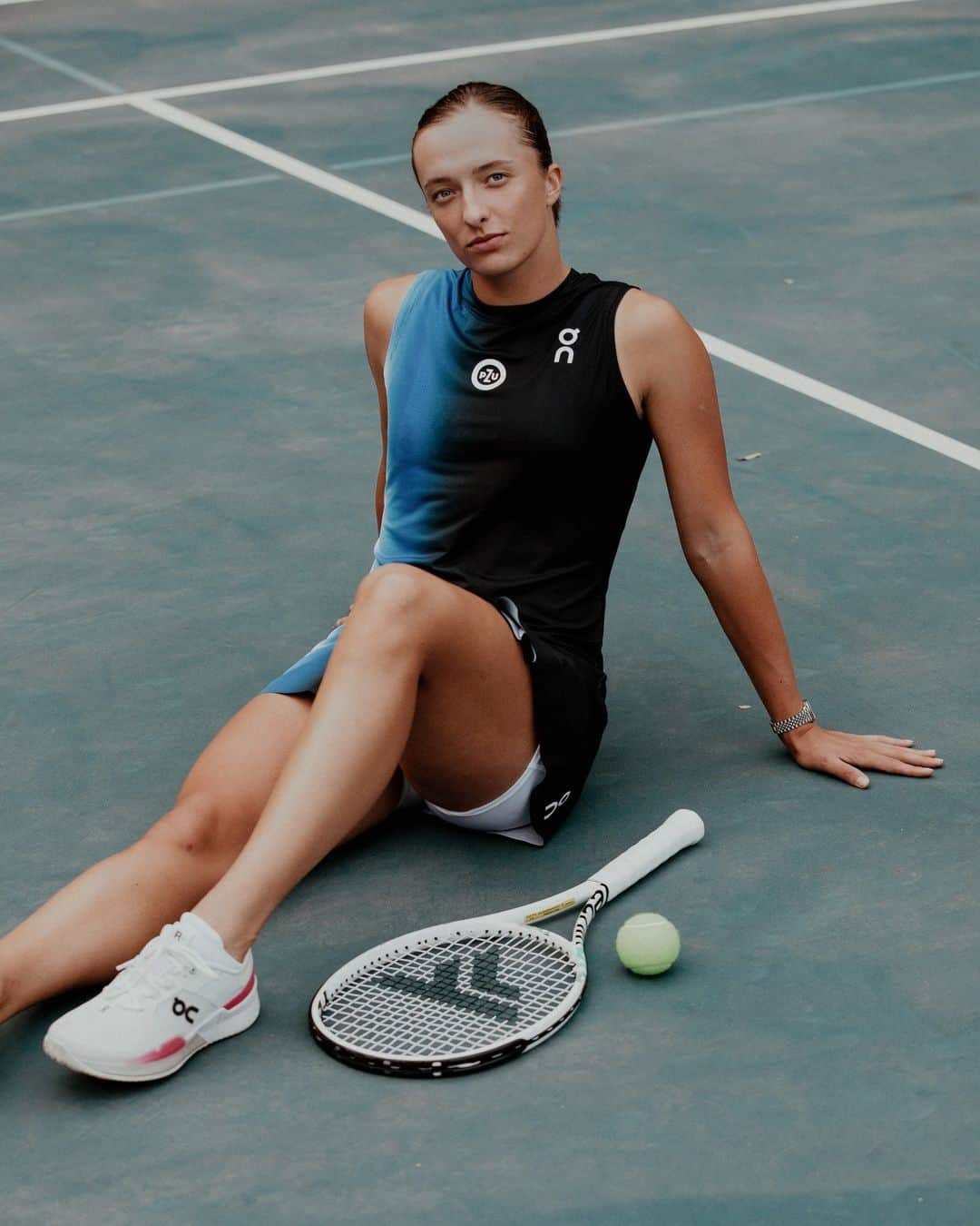 Vogueさんのインスタグラム写真 - (VogueInstagram)「@iga.swiatek's rise is the sort of breathtaking tennis story that requires a few historical stats in order to fully appreciate it: After her breakout win at the French Open in 2020, the then-unknown 19-year-old Polish player became the youngest women’s singles champion at Roland Garros since Monica Seles in 1992. In the three years since, she’s won three more Grand Slam titles (another two at the French, plus one at last year’s US Open) and become the number one-ranked female tennis player in the world—a first for any Pole. She is the youngest woman to win four career major titles since Serena Williams in 2002 and, this summer joined Steffi Graf and Martina Hingis as the third player to have held the top spot for 70 consecutive weeks.  How could any person keep up such an astonishing streak? Swiatek wonders the very same thing.  At the link in our bio, ahead of the #USOpen, the world’s number one female player in the world talks mental health, power colors, rock ballads, and an exciting new partnership with On Running. Photo: @markosian」8月29日 0時10分 - voguemagazine