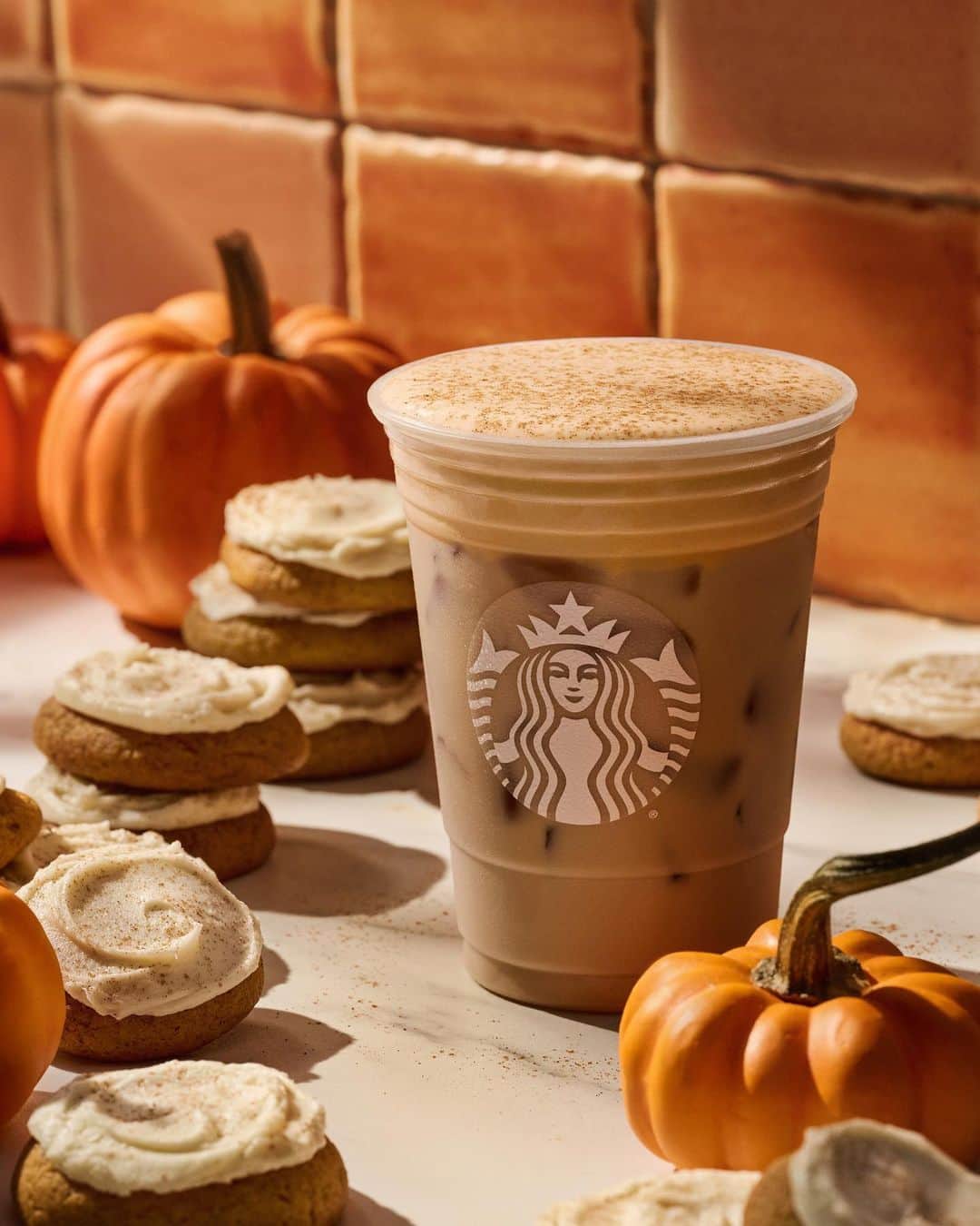 Starbucksのインスタグラム：「Autumn’s fan favorite is officially on our fall menu! Introducing the Iced Pumpkin Cream Chai Tea Latte. 💚🧡 (US & Canada)」