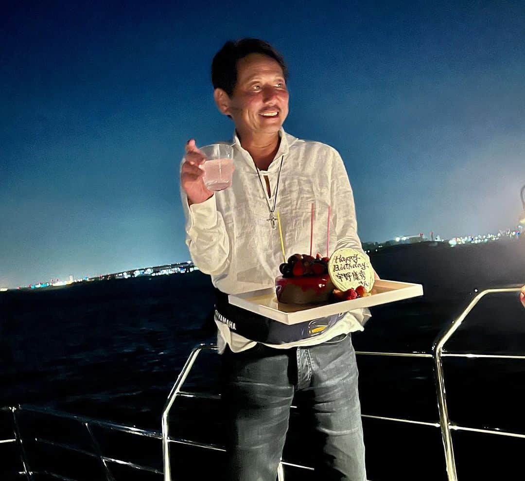 設楽洋さんのインスタグラム写真 - (設楽洋Instagram)「夜はそのまま白石さんの船でゴルフの表彰式というテイで宇野さんの還暦サプライズ… 😊🎂🥂🎉 宇野さん、おめでとうございます❣️ #東京湾クルーズ #happybirthday」8月29日 0時07分 - taracyan3