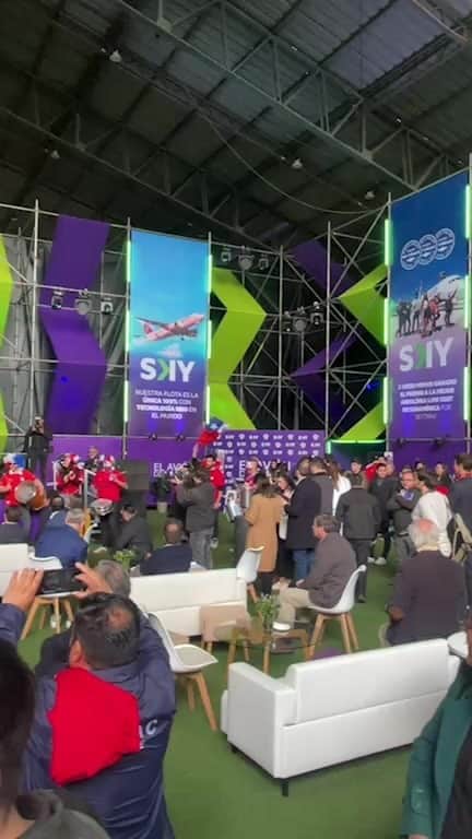 マウリシオ・ピニージャのインスタグラム：「Presentando el avión oficial de @laroja en esta gran alianza con @skyairline 🇨🇱💪❤️」