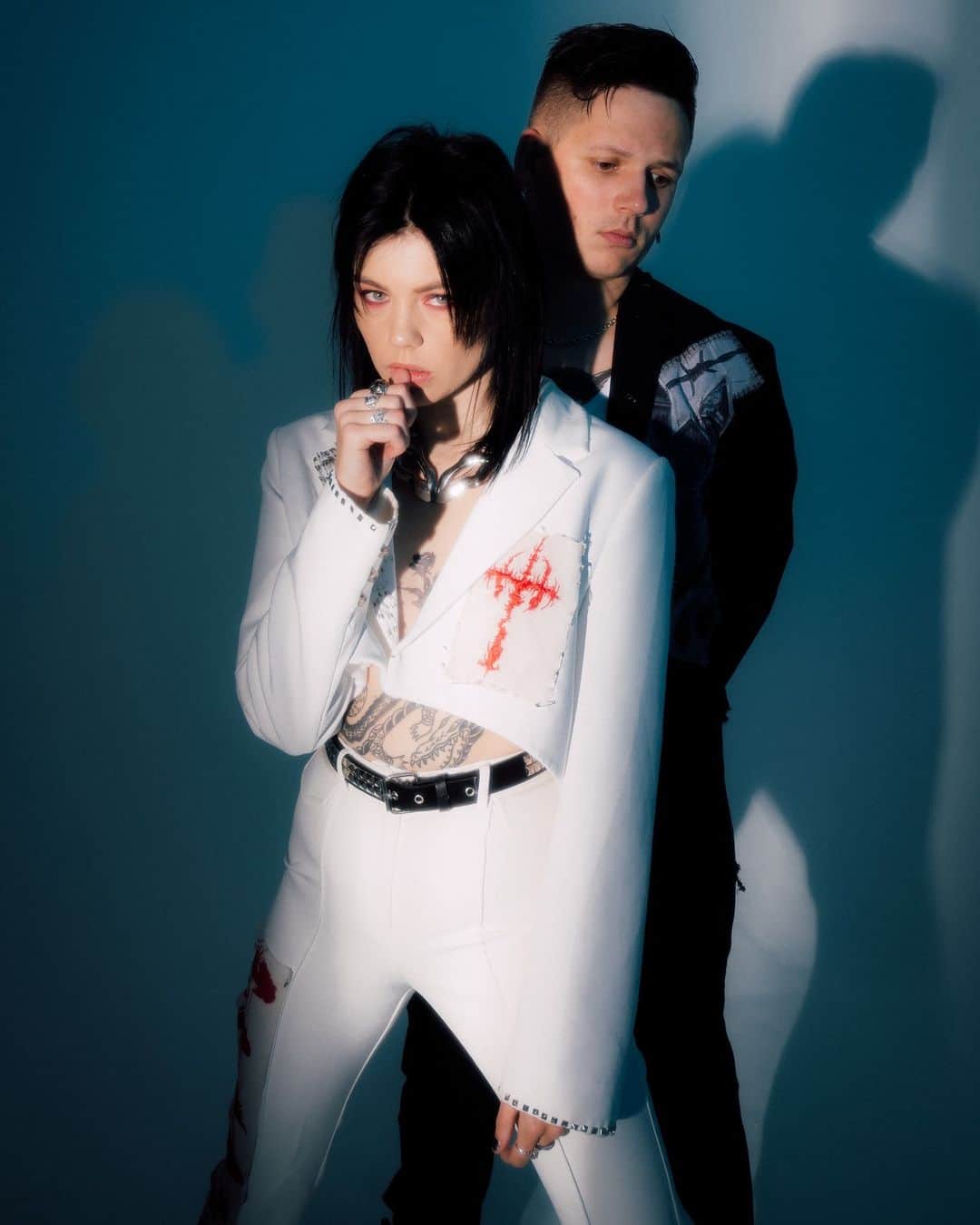 Kerrang!のインスタグラム：「A few more shots from our latest K! Cover Story with Hot Milk. Check out the full photoshoot and interview at the link in bio 🔗  📸: @tompullenphoto」