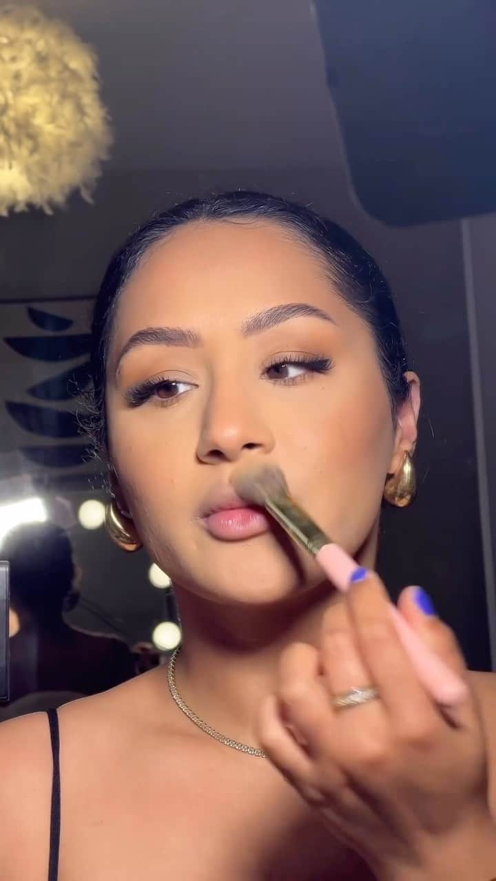 Huda Kattanのインスタグラム：「Craving a fresh nude lip combo for the week? 🌟 Get inspired by the amazing @jasmineregmi and try this mix: ⠀⠀⠀⠀⠀⠀⠀⠀⠀ 🖍️ Outline with Lip Contour 2.0 in ‘Warm Brown’  💄 Fill with #LiquidMatte in ‘Sugar Boo’  ⠀⠀⠀⠀⠀⠀⠀⠀⠀ Get set to slay that chic nude vibe! 💋✨ #hudabeauty #liptutorial」